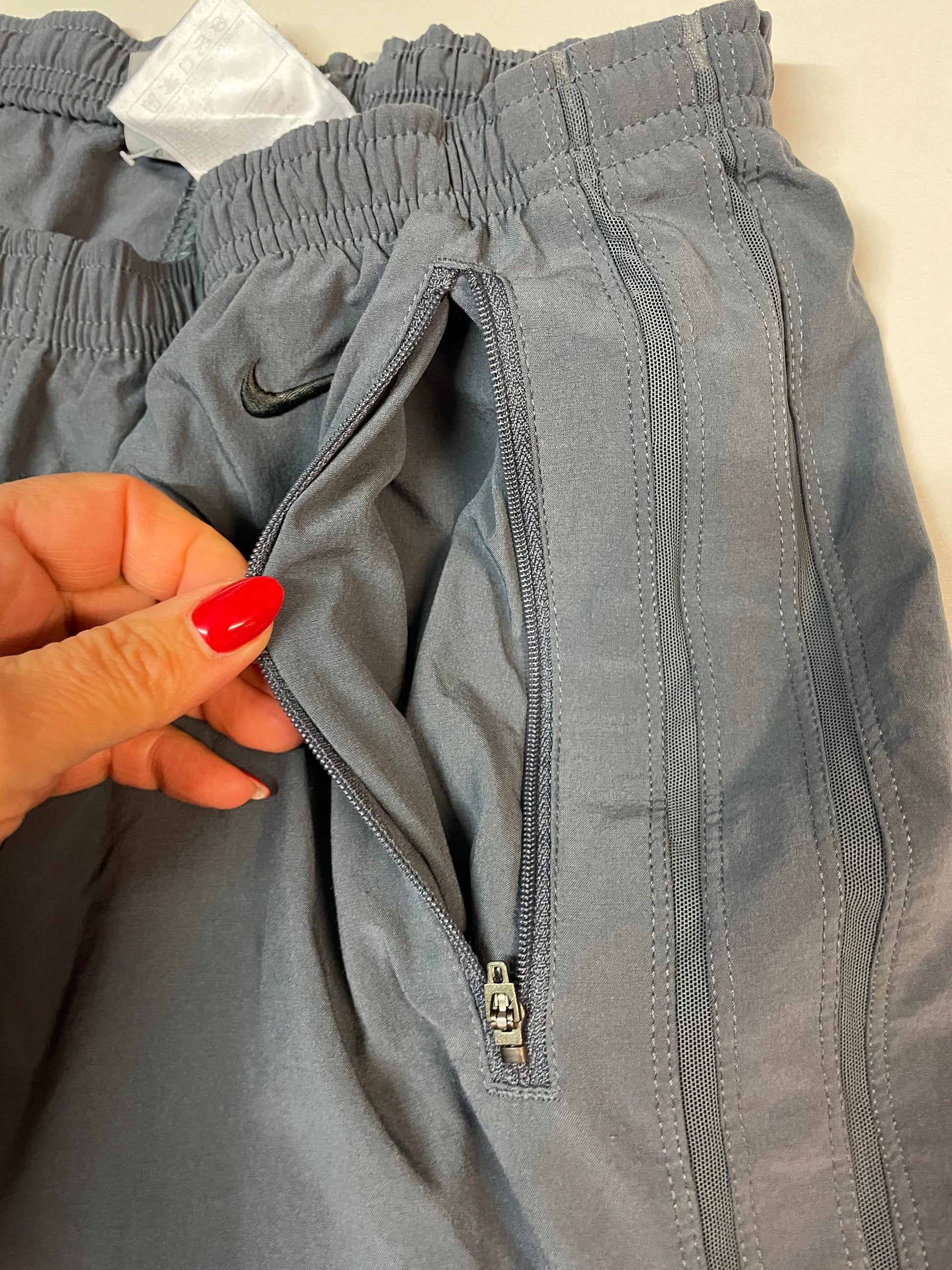 Entdecke unsere Vintage Track Pants von Nike und anderen Marken, erhältlich bei Valuxery.de - Dein Shop für trendige Vintage - Kleidung. Unsere Track Pants sind aus hochwertigen Materialien und