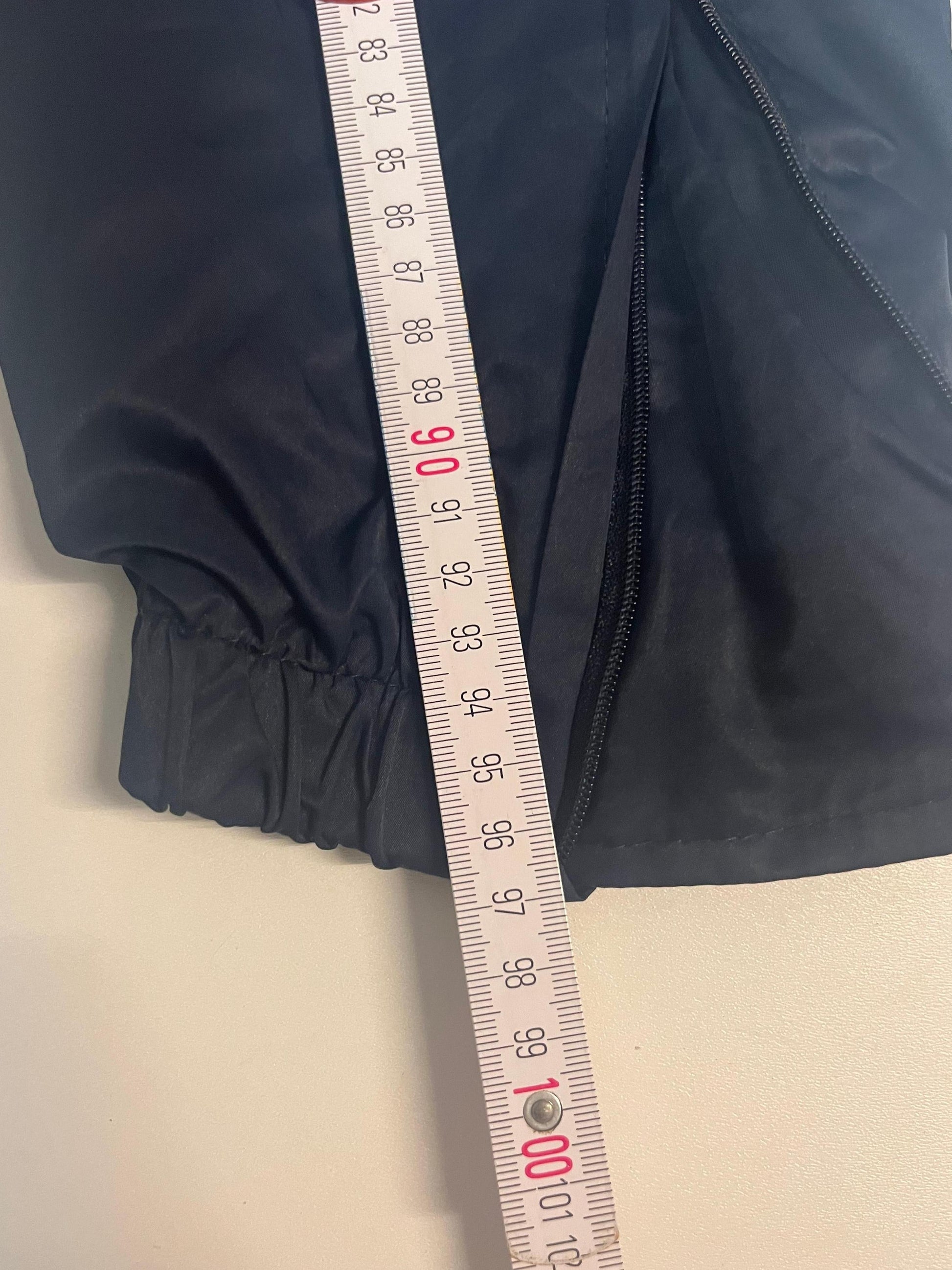 Entdecke unsere Vintage Track Pants von Nike und anderen Marken, erhältlich bei Valuxery.de - Dein Shop für trendige Vintage - Kleidung. Unsere Track Pants sind aus hochwertigen Materialien und