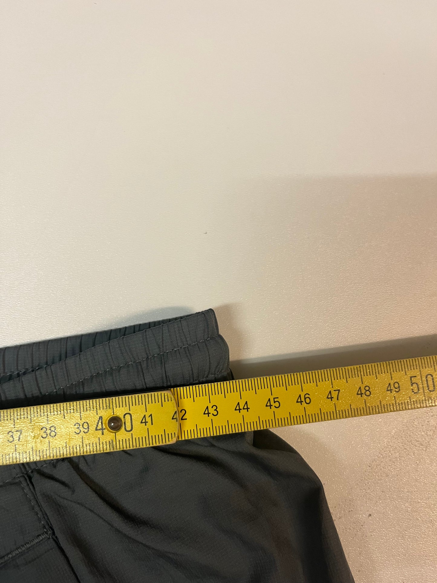 Entdecke unsere Vintage Track Pants von Nike und anderen Marken, erhältlich bei Valuxery.de - Dein Shop für trendige Vintage - Kleidung. Unsere Track Pants sind aus hochwertigen Materialien und
