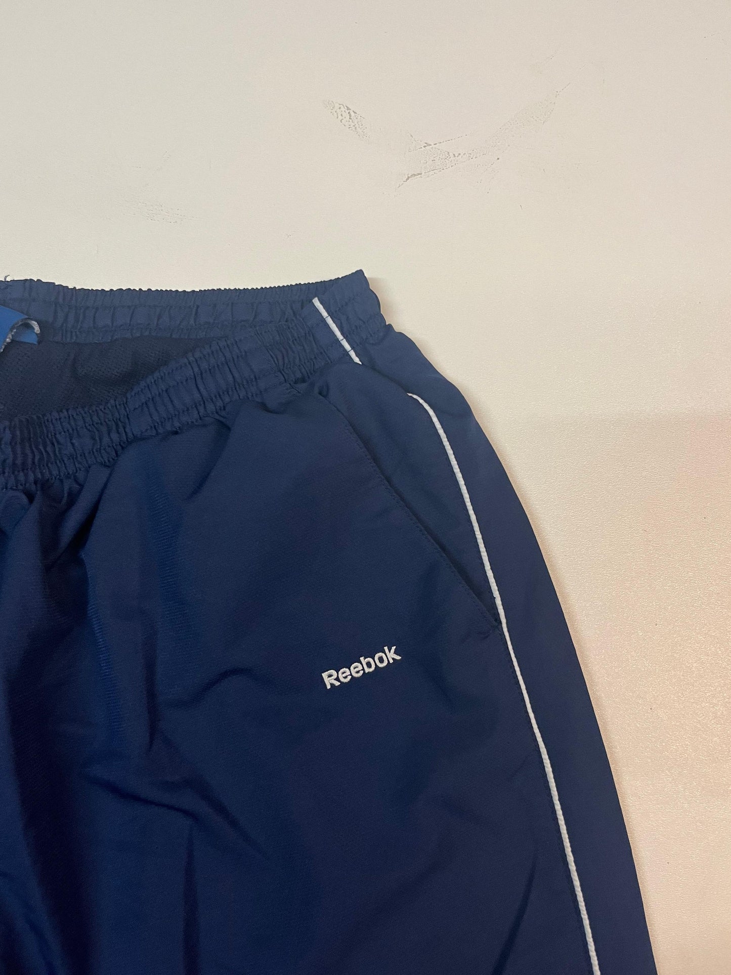 Entdecke unsere Vintage Track Pants von Nike und anderen Marken, erhältlich bei Valuxery.de - Dein Shop für trendige Vintage - Kleidung. Unsere Track Pants sind aus hochwertigen Materialien und