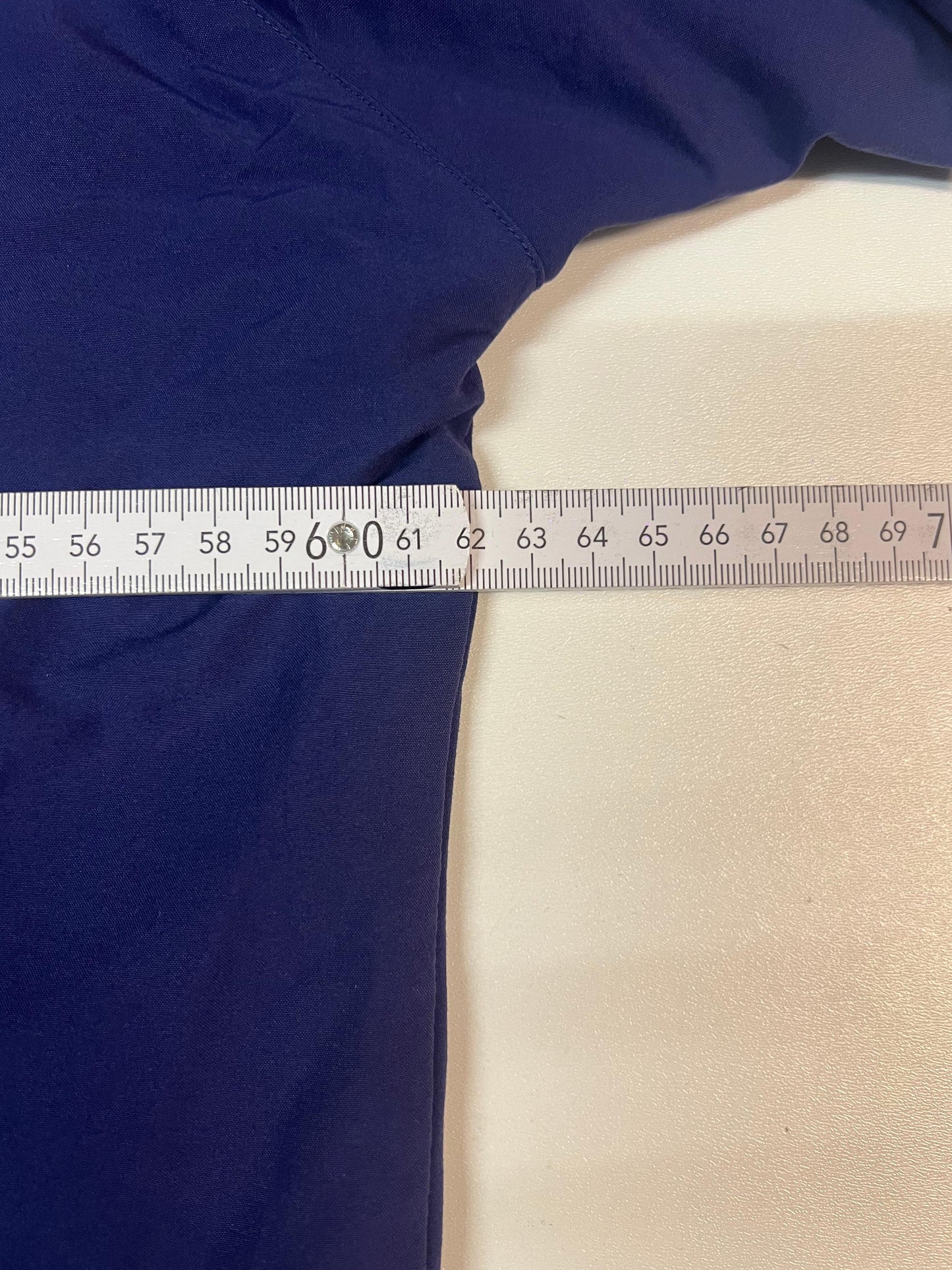 Entdecke unsere Vintage Track Pants von Nike und anderen Marken, erhältlich bei Valuxery.de - Dein Shop für trendige Vintage - Kleidung. Unsere Track Pants sind aus hochwertigen Materialien und