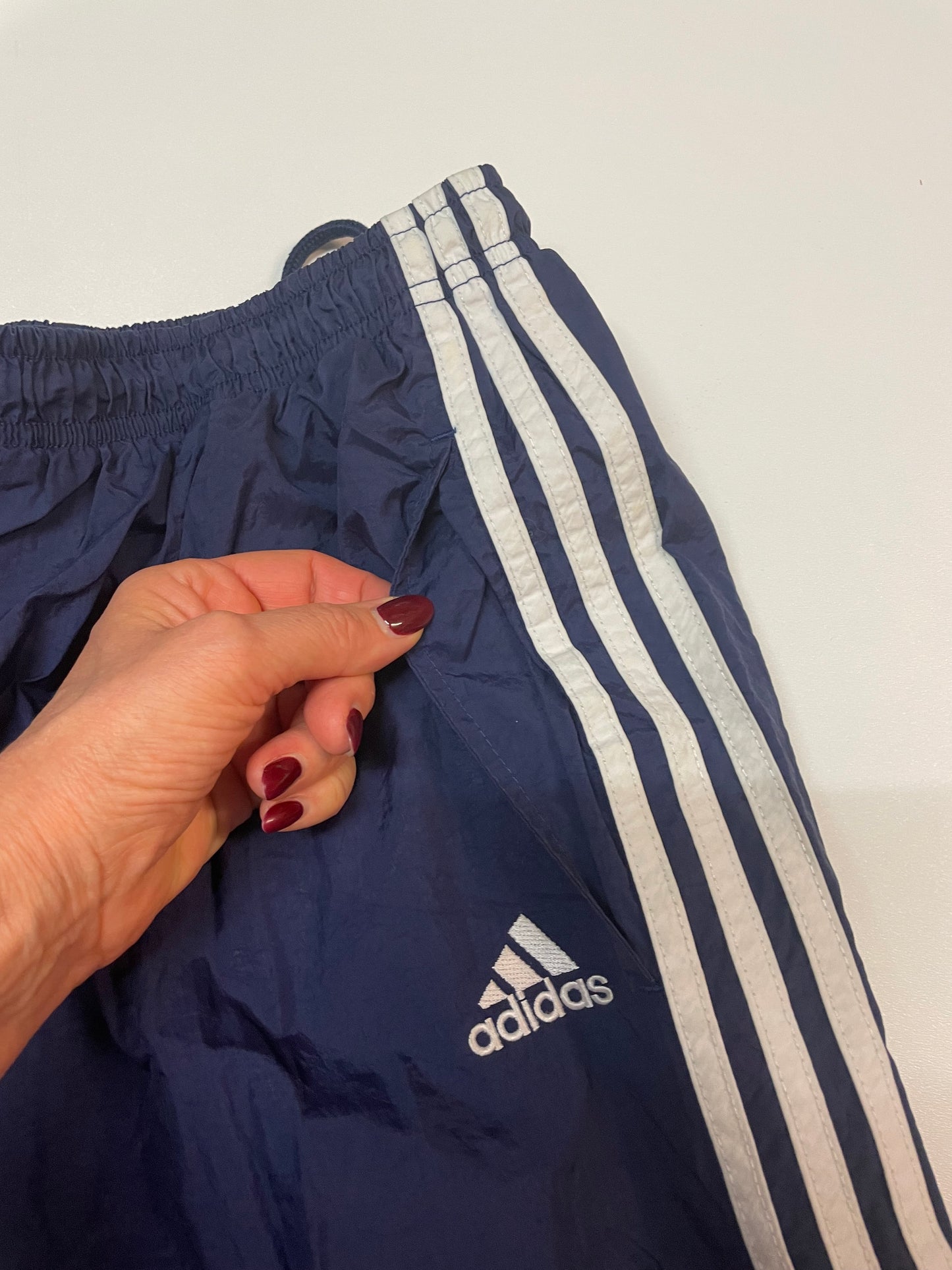 Entdecke unsere Vintage Track Pants von Nike und anderen Marken, erhältlich bei Valuxery.de - Dein Shop für trendige Vintage - Kleidung. Unsere Track Pants sind aus hochwertigen Materialien und