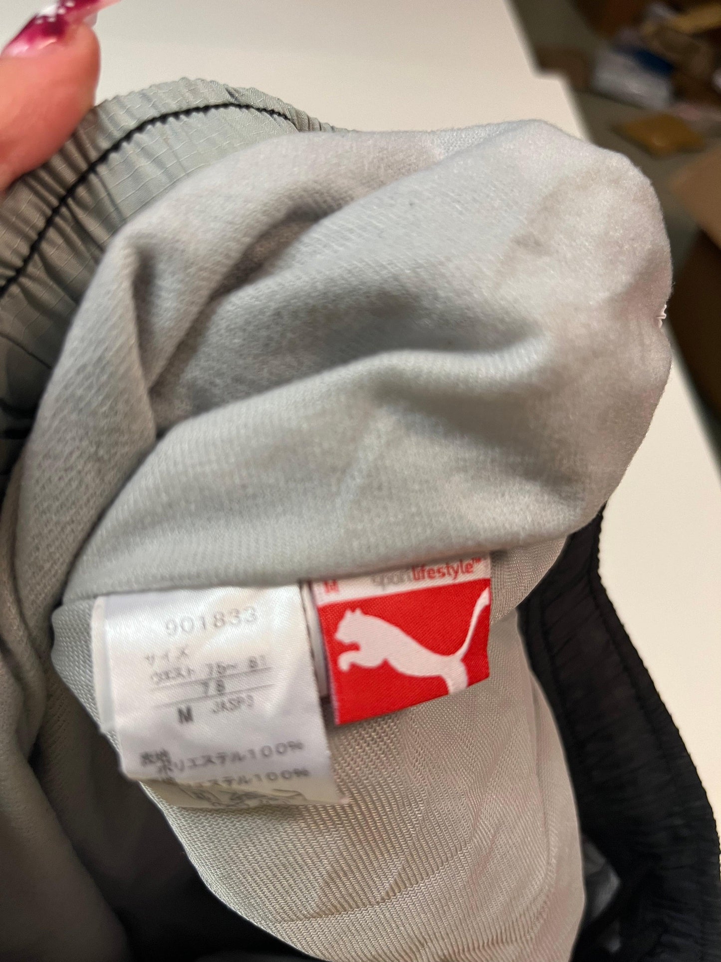 Entdecke unsere Vintage Track Pants von Nike und anderen Marken, erhältlich bei Valuxery.de - Dein Shop für trendige Vintage - Kleidung. Unsere Track Pants sind aus hochwertigen Materialien und