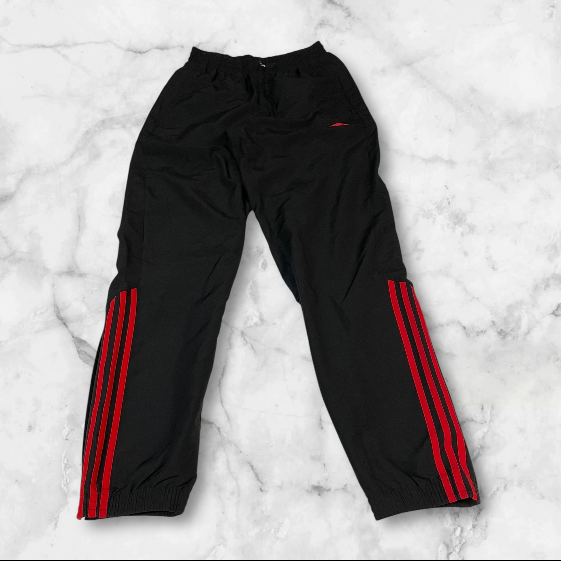 Entdecke unsere Vintage Track Pants von Nike und anderen Marken, erhältlich bei Valuxery.de - Dein Shop für trendige Vintage - Kleidung. Unsere Track Pants sind aus hochwertigen Materialien und
