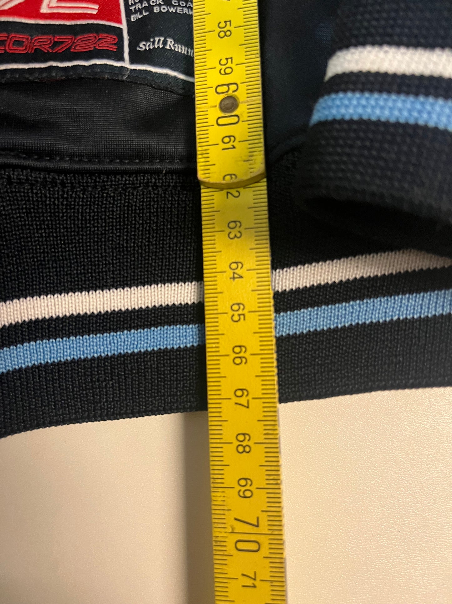 Entdecke unsere Vintage Track Pants von Nike und anderen Marken, erhältlich bei Valuxery.de - Dein Shop für trendige Vintage - Kleidung. Unsere Track Pants sind aus hochwertigen Materialien und