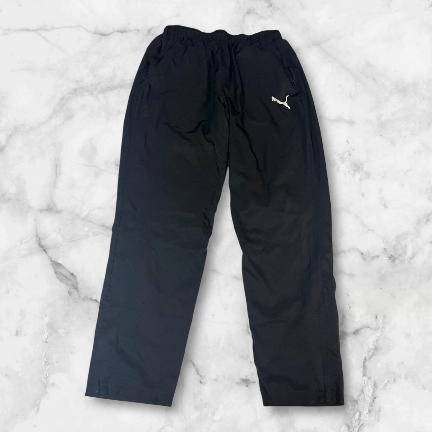 Entdecke unsere Vintage Track Pants von Nike und anderen Marken, erhältlich bei Valuxery.de - Dein Shop für trendige Vintage - Kleidung. Unsere Track Pants sind aus hochwertigen Materialien und