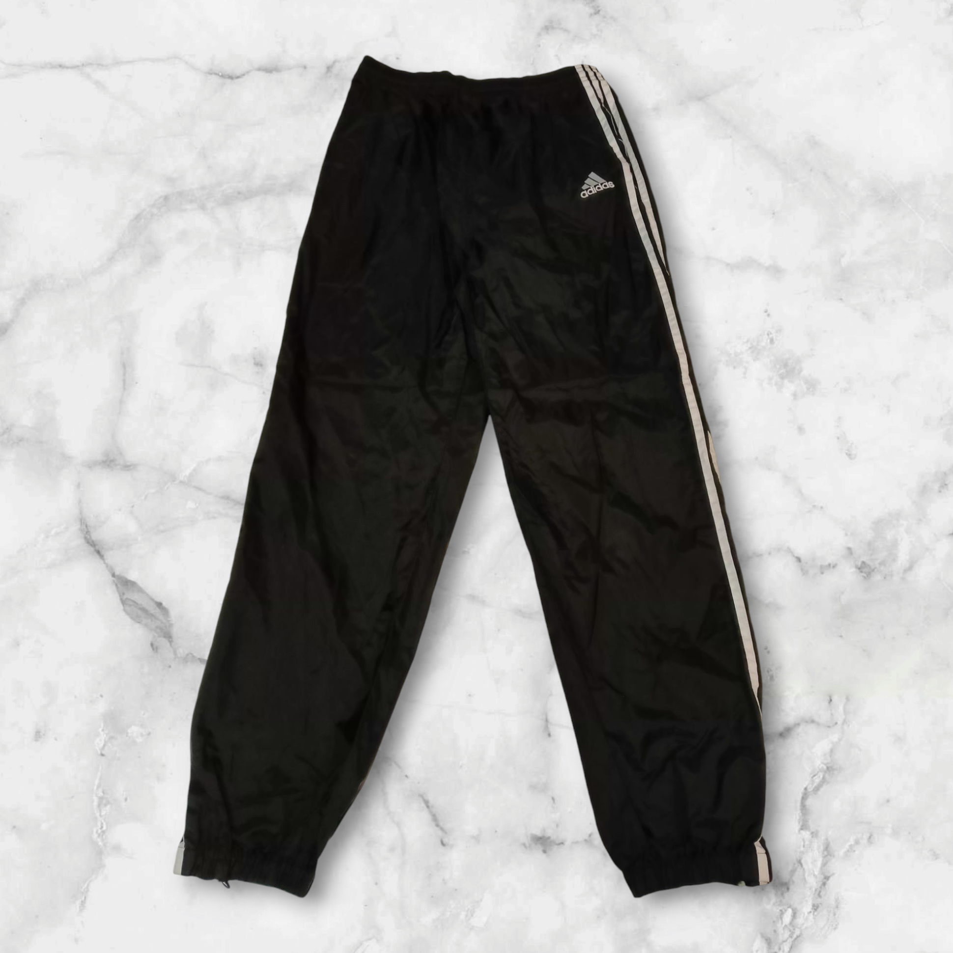 Entdecke unsere Vintage Track Pants von Nike und anderen Marken, erhältlich bei Valuxery.de - Dein Shop für trendige Vintage - Kleidung. Unsere Track Pants sind aus hochwertigen Materialien und