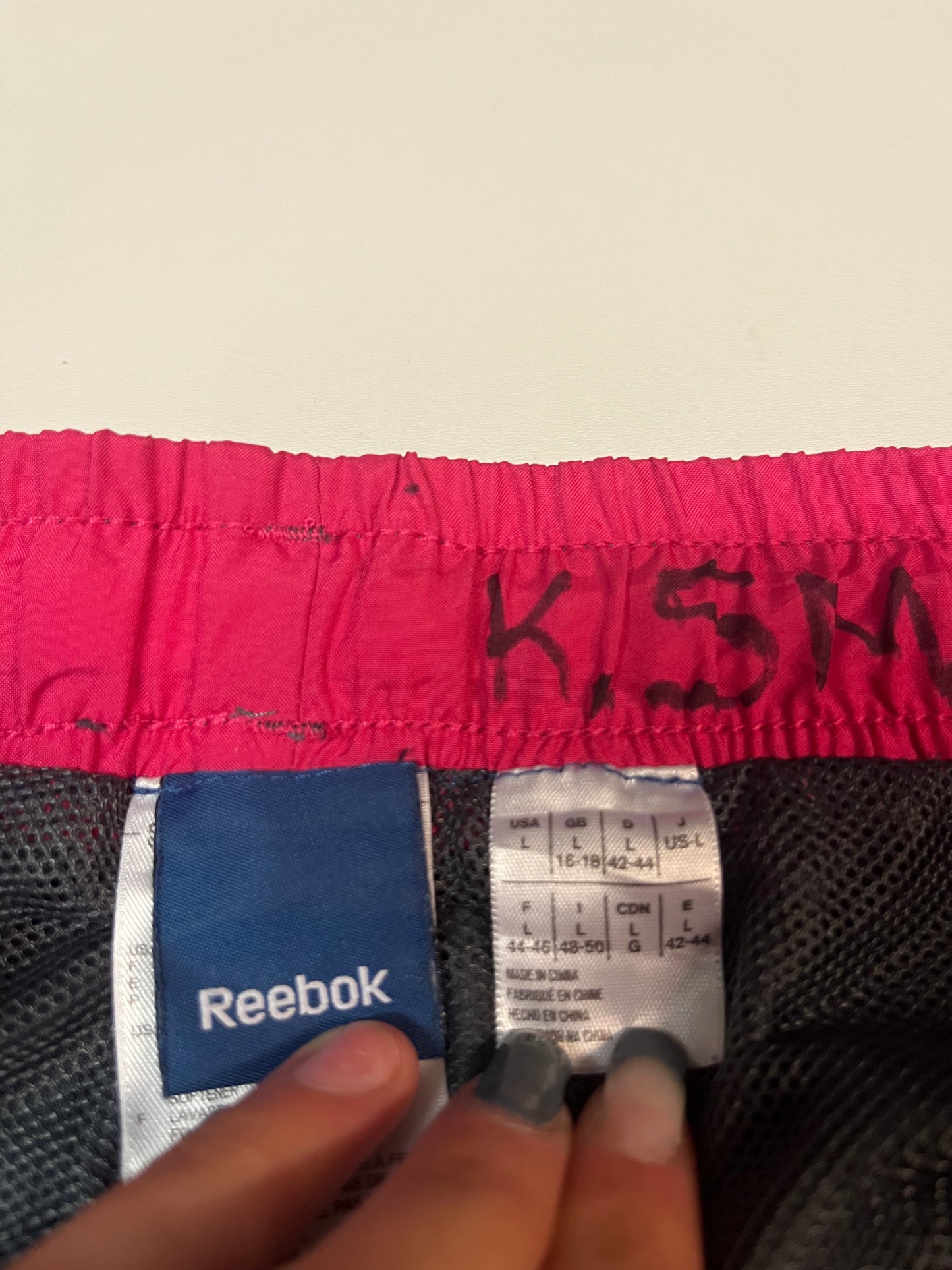 Entdecke unsere Vintage Track Pants von Nike und anderen Marken, erhältlich bei Valuxery.de - Dein Shop für trendige Vintage - Kleidung. Unsere Track Pants sind aus hochwertigen Materialien und