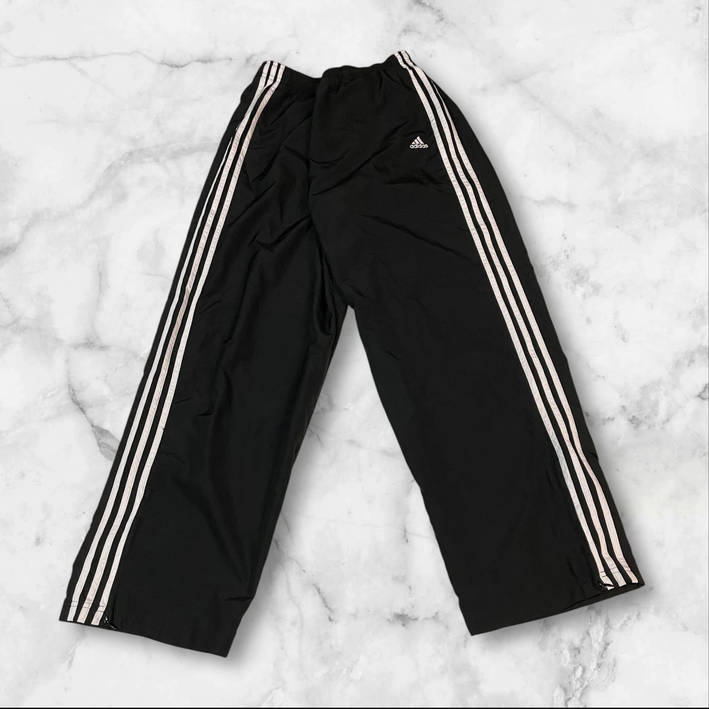 Entdecke unsere Vintage Track Pants von Nike und anderen Marken, erhältlich bei Valuxery.de - Dein Shop für trendige Vintage - Kleidung. Unsere Track Pants sind aus hochwertigen Materialien und