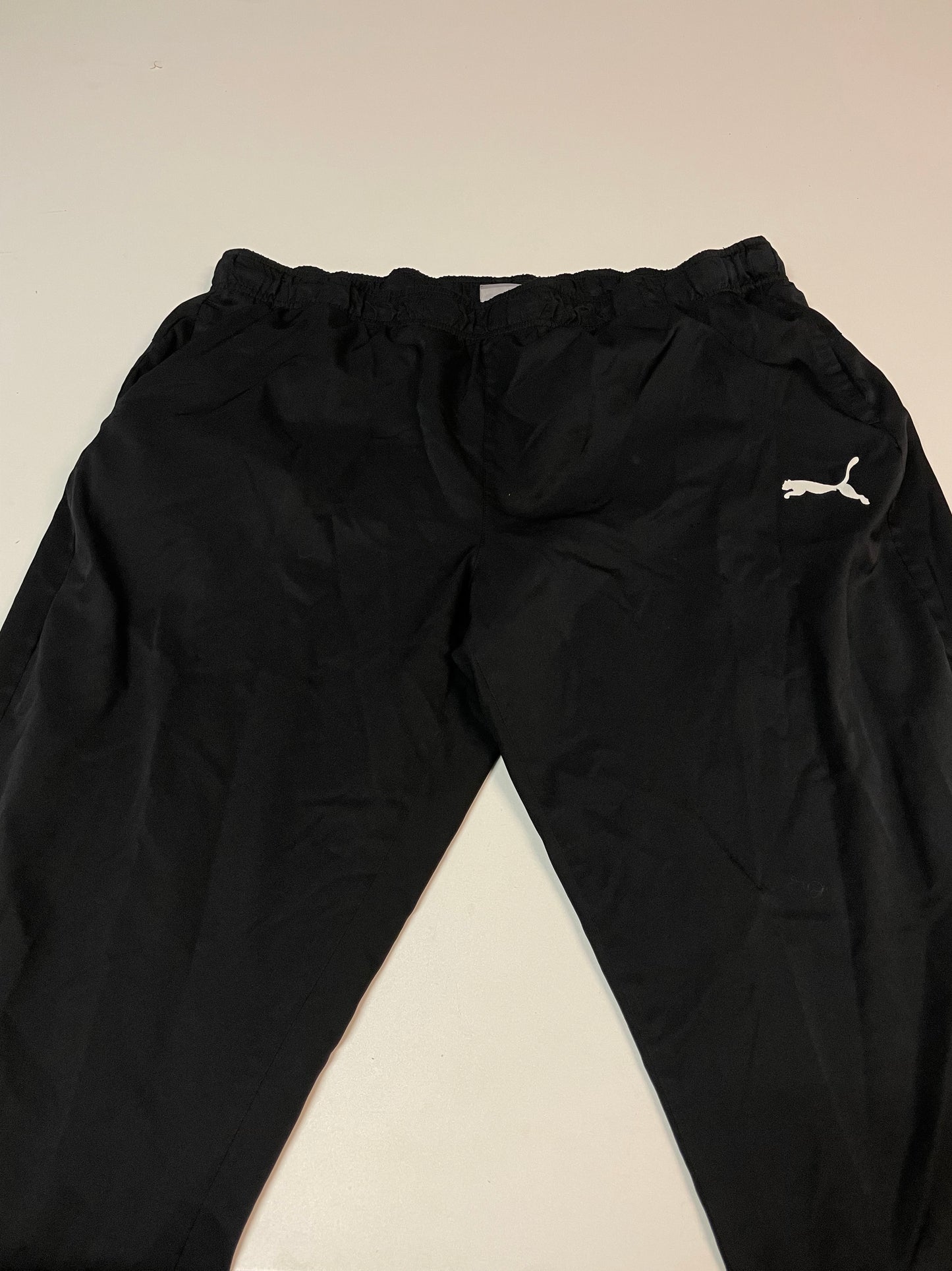 Entdecke unsere Vintage Track Pants von Nike und anderen Marken, erhältlich bei Valuxery.de - Dein Shop für trendige Vintage - Kleidung. Unsere Track Pants sind aus hochwertigen Materialien und
