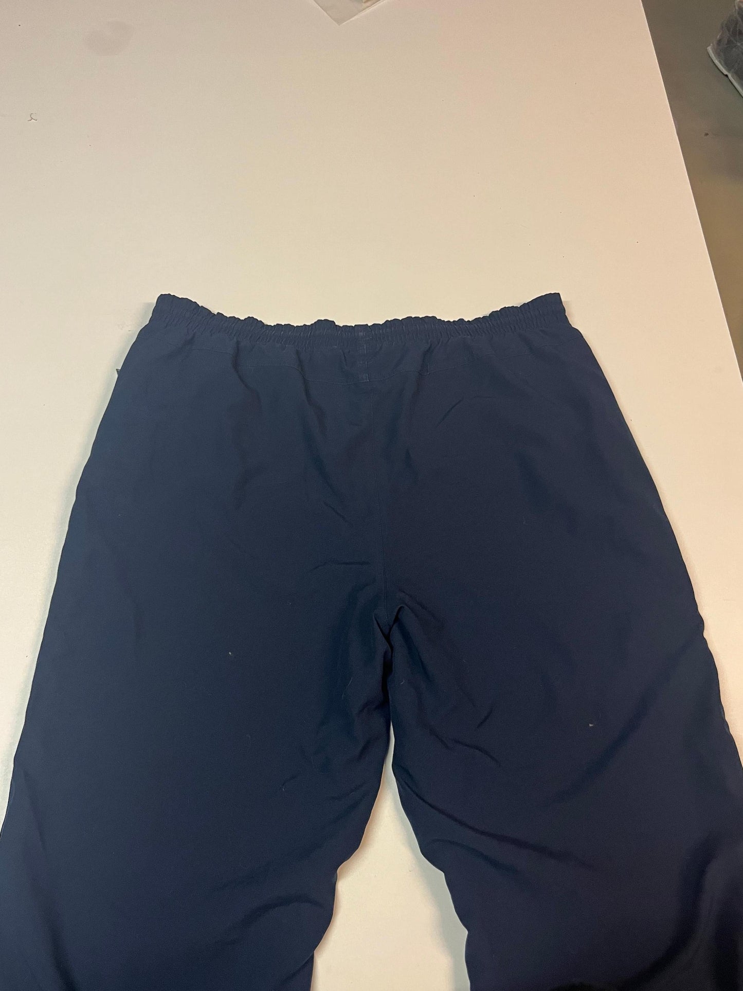 Entdecke unsere Vintage Track Pants von Nike und anderen Marken, erhältlich bei Valuxery.de - Dein Shop für trendige Vintage - Kleidung. Unsere Track Pants sind aus hochwertigen Materialien und