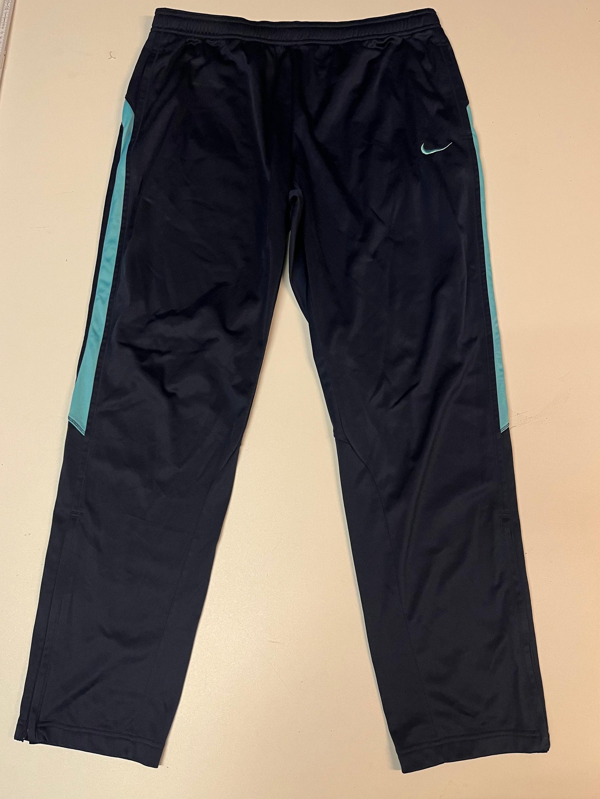 Entdecke unsere Vintage Track Pants von Nike und anderen Marken, erhältlich bei Valuxery.de - Dein Shop für trendige Vintage - Kleidung. Unsere Track Pants sind aus hochwertigen Materialien und