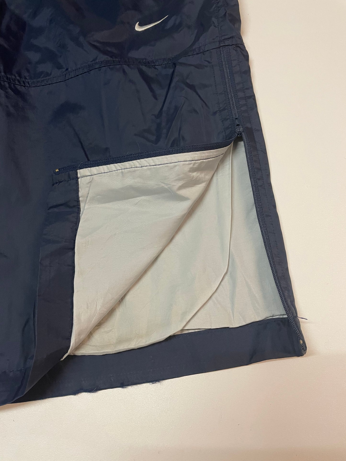 Entdecke unsere Vintage Track Pants von Nike und anderen Marken, erhältlich bei Valuxery.de - Dein Shop für trendige Vintage - Kleidung. Unsere Track Pants sind aus hochwertigen Materialien und