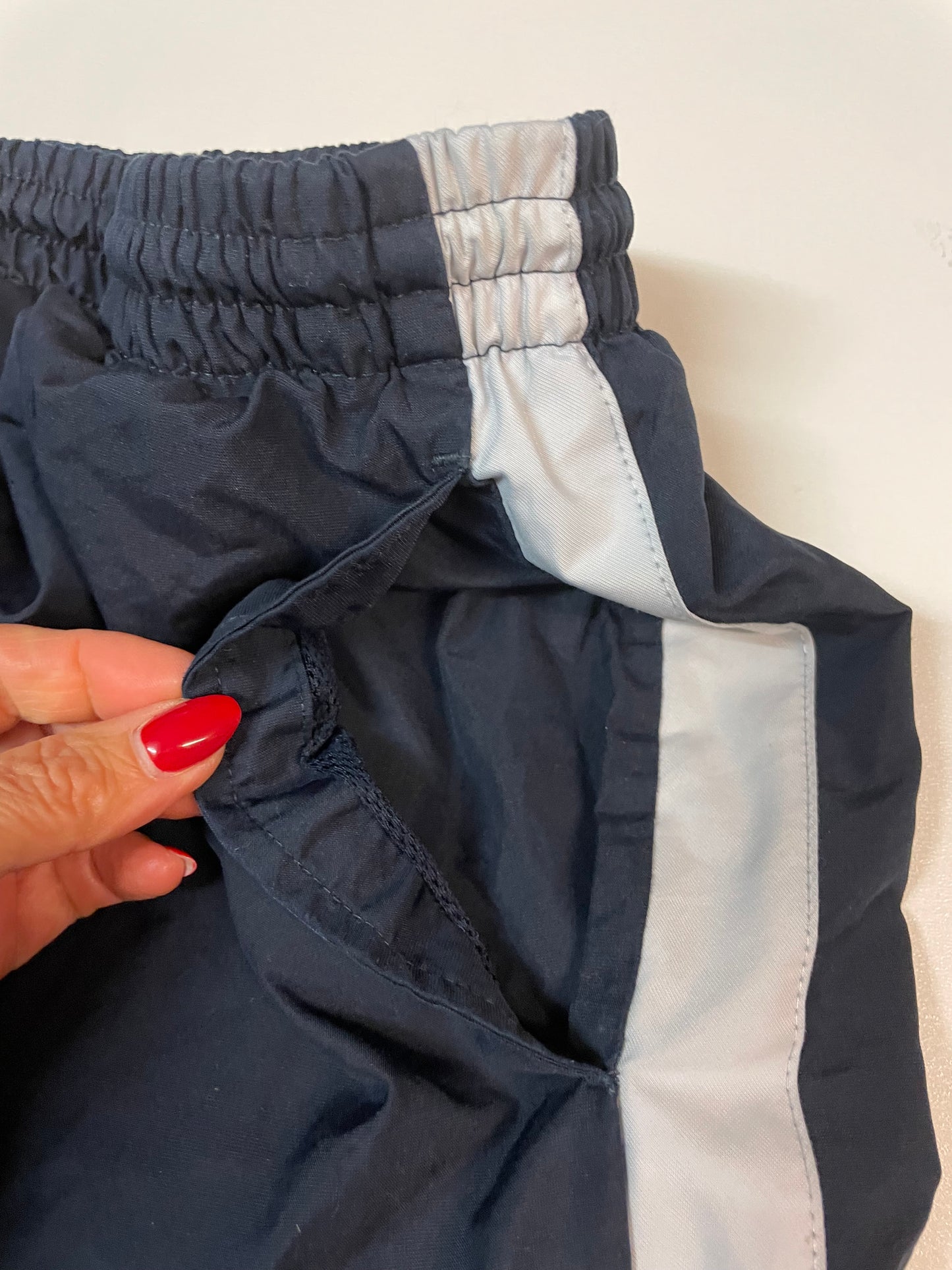 Entdecke unsere Vintage Track Pants von Nike und anderen Marken, erhältlich bei Valuxery.de - Dein Shop für trendige Vintage - Kleidung. Unsere Track Pants sind aus hochwertigen Materialien und