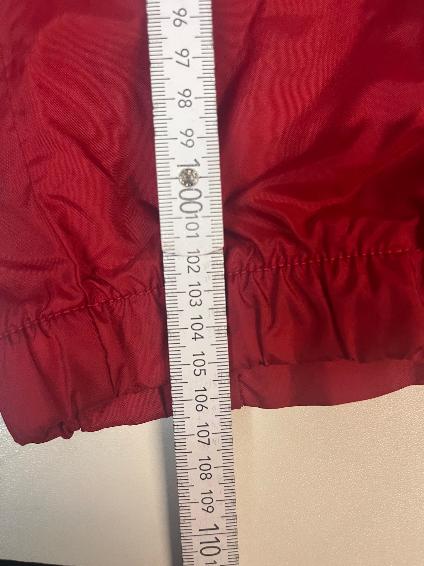 Entdecke unsere Vintage Track Pants von Nike und anderen Marken, erhältlich bei Valuxery.de - Dein Shop für trendige Vintage - Kleidung. Unsere Track Pants sind aus hochwertigen Materialien und