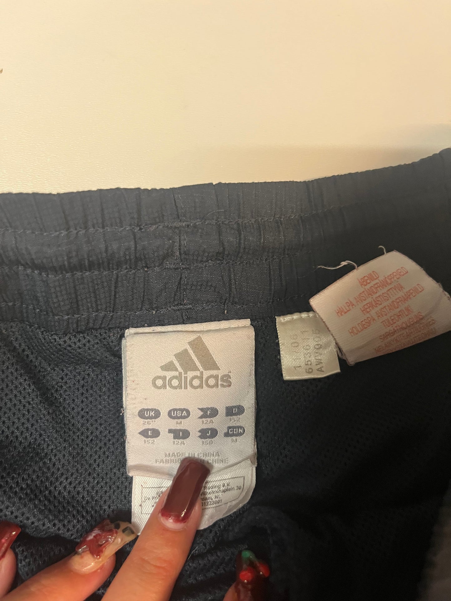Entdecke unsere Vintage Track Pants von Nike und anderen Marken, erhältlich bei Valuxery.de - Dein Shop für trendige Vintage - Kleidung. Unsere Track Pants sind aus hochwertigen Materialien und