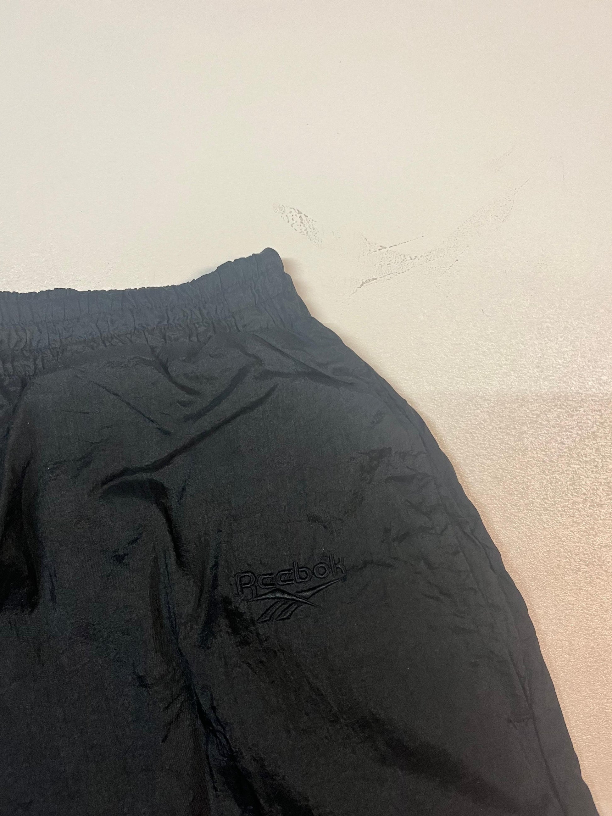 Entdecke unsere Vintage Track Pants von Nike und anderen Marken, erhältlich bei Valuxery.de - Dein Shop für trendige Vintage - Kleidung. Unsere Track Pants sind aus hochwertigen Materialien und