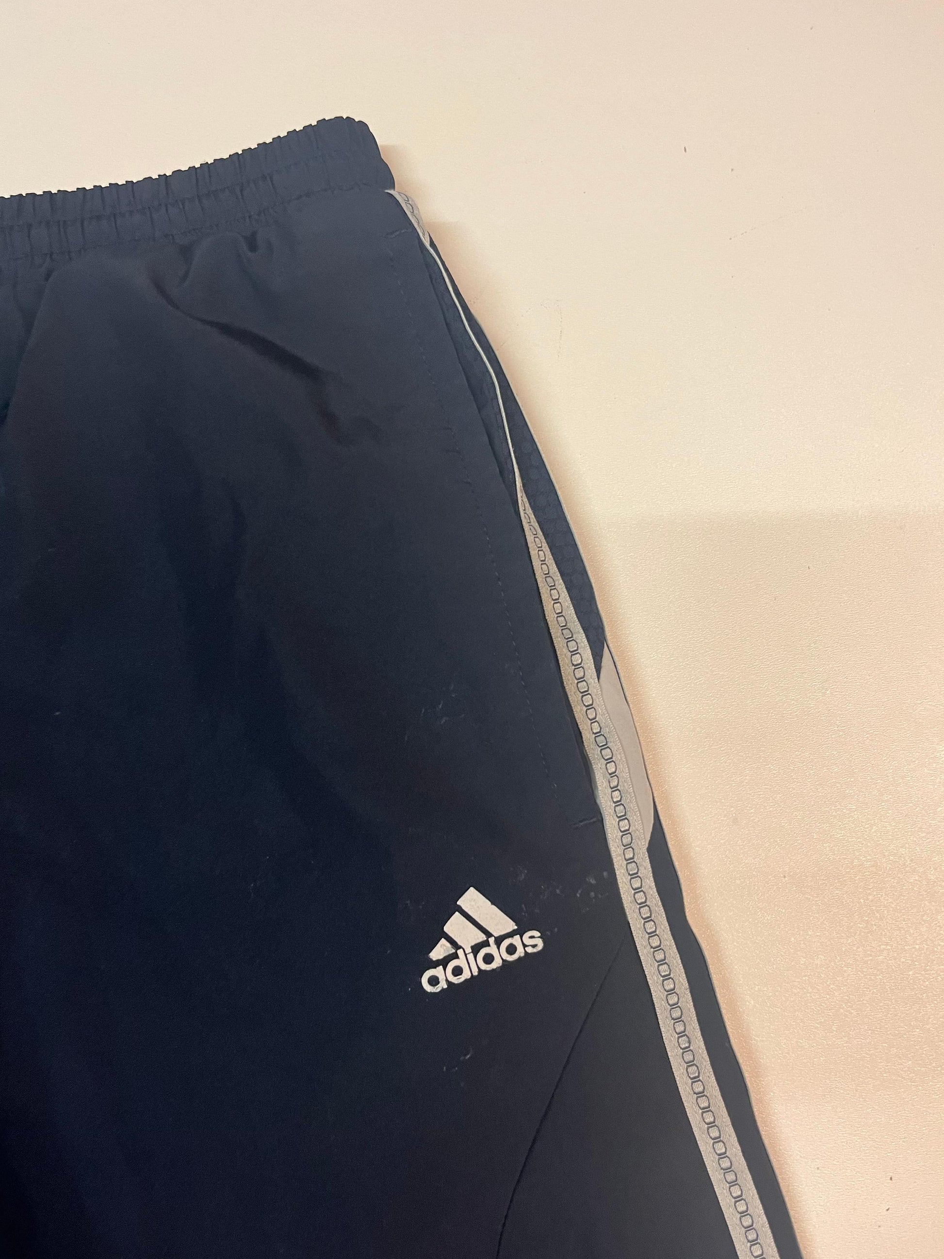 Entdecke unsere Vintage Track Pants von Nike und anderen Marken, erhältlich bei Valuxery.de - Dein Shop für trendige Vintage - Kleidung. Unsere Track Pants sind aus hochwertigen Materialien und