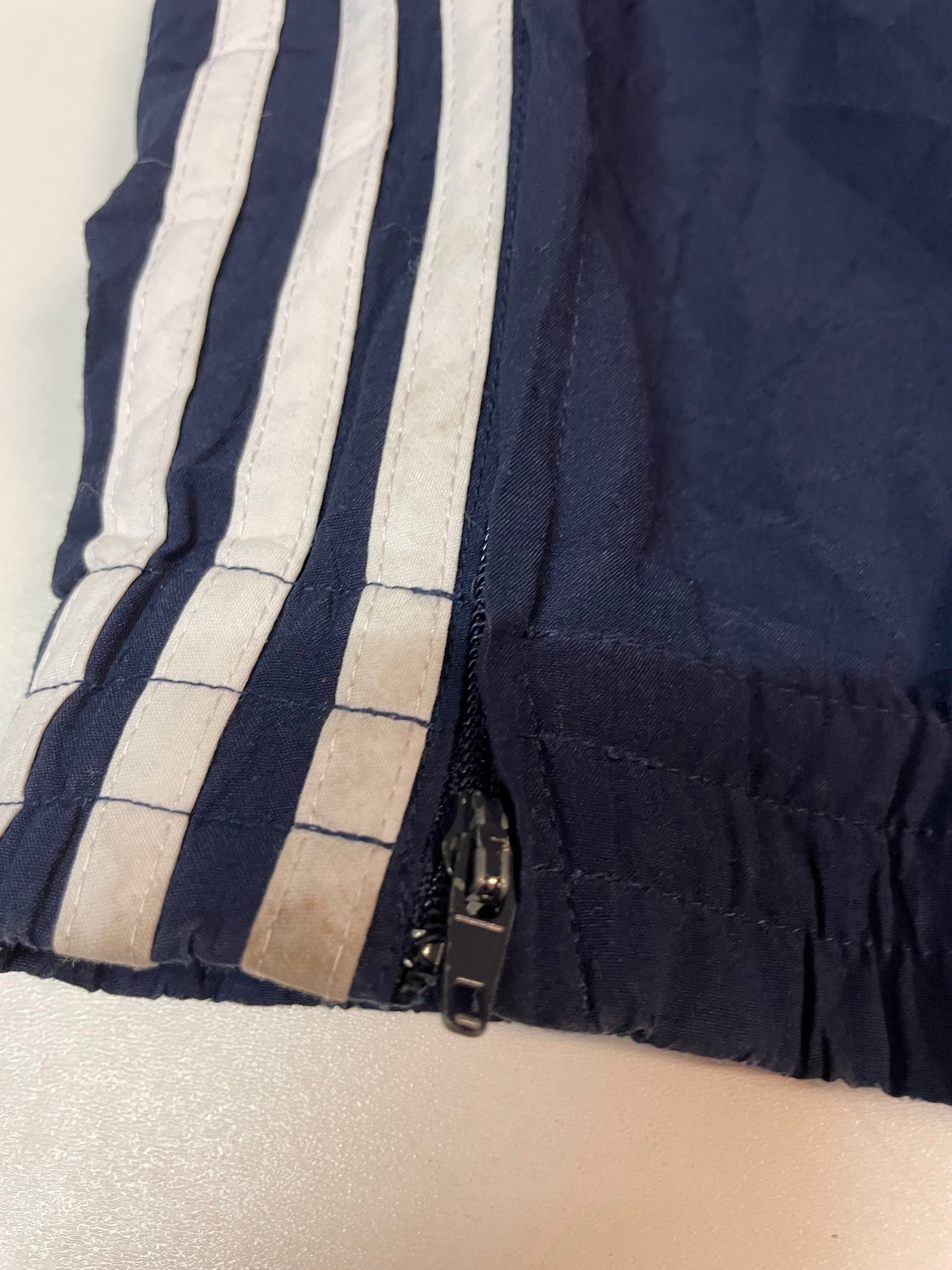 Entdecke unsere Vintage Track Pants von Nike und anderen Marken, erhältlich bei Valuxery.de - Dein Shop für trendige Vintage - Kleidung. Unsere Track Pants sind aus hochwertigen Materialien und