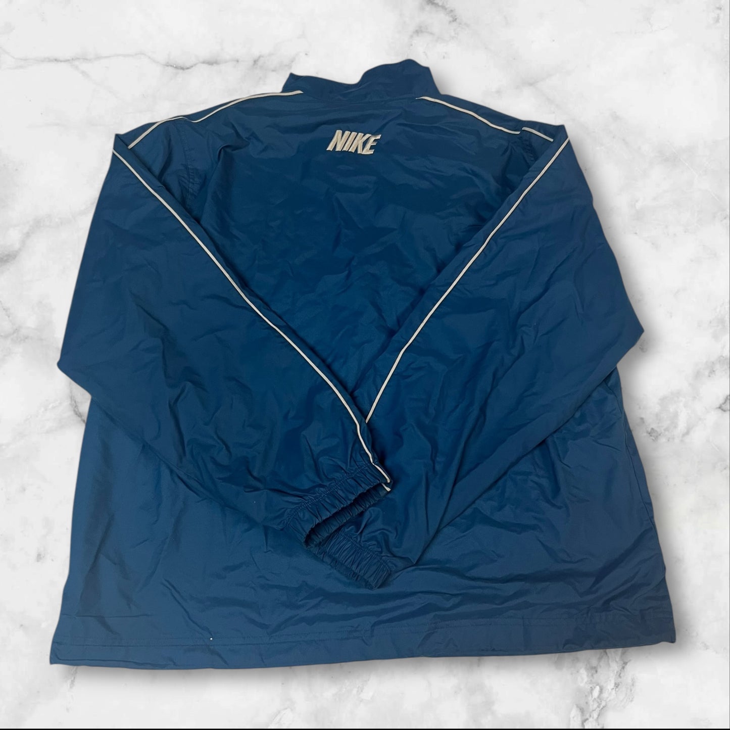 Entdecke unsere Vintage Track Pants von Nike und anderen Marken, erhältlich bei Valuxery.de - Dein Shop für trendige Vintage - Kleidung. Unsere Track Pants sind aus hochwertigen Materialien und