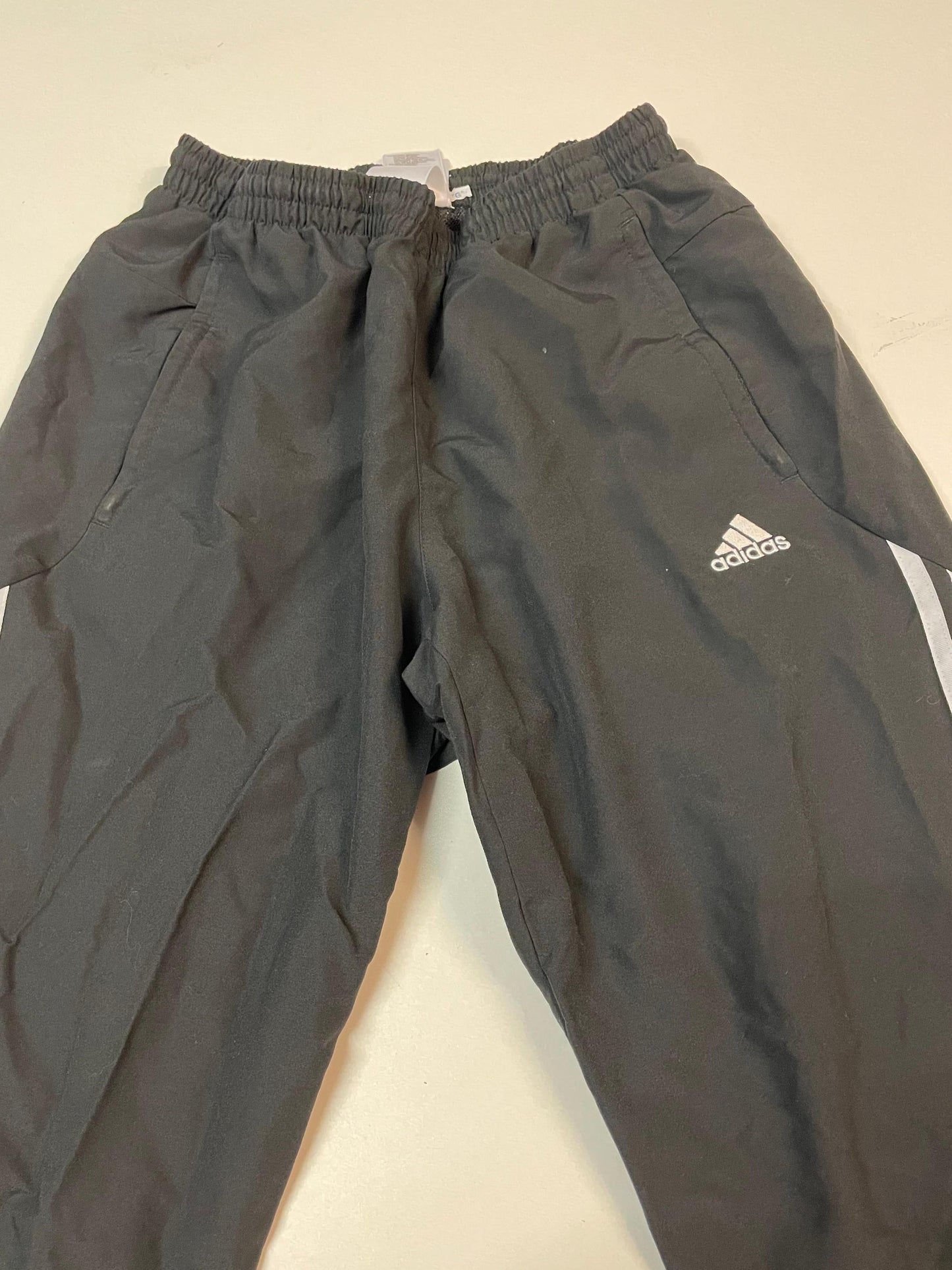 Entdecke unsere Vintage Track Pants von Nike und anderen Marken, erhältlich bei Valuxery.de - Dein Shop für trendige Vintage - Kleidung. Unsere Track Pants sind aus hochwertigen Materialien und