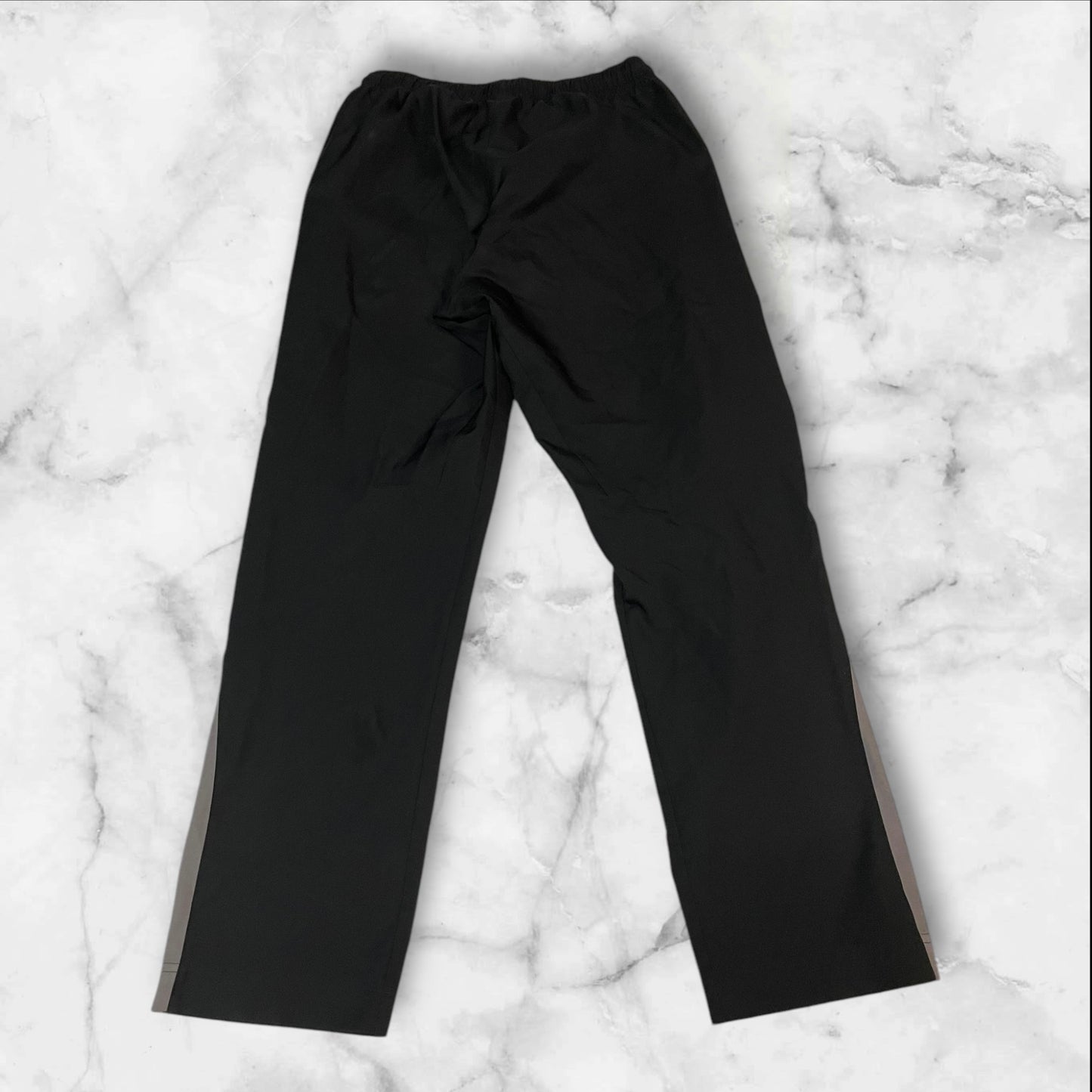 Entdecke unsere Vintage Track Pants von Nike und anderen Marken, erhältlich bei Valuxery.de - Dein Shop für trendige Vintage - Kleidung. Unsere Track Pants sind aus hochwertigen Materialien und
