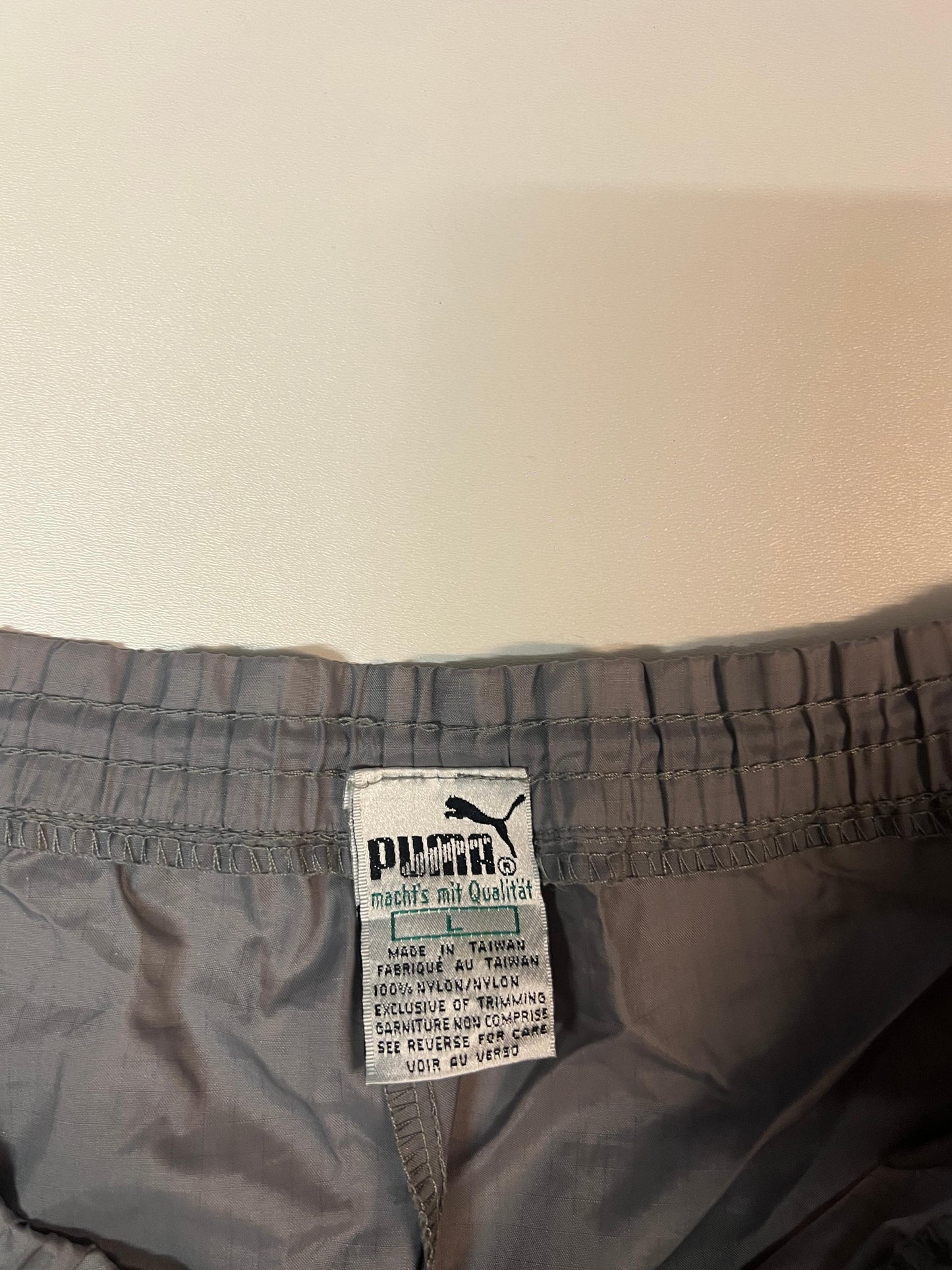 Entdecke unsere Vintage Track Pants von Nike und anderen Marken, erhältlich bei Valuxery.de - Dein Shop für trendige Vintage - Kleidung. Unsere Track Pants sind aus hochwertigen Materialien und