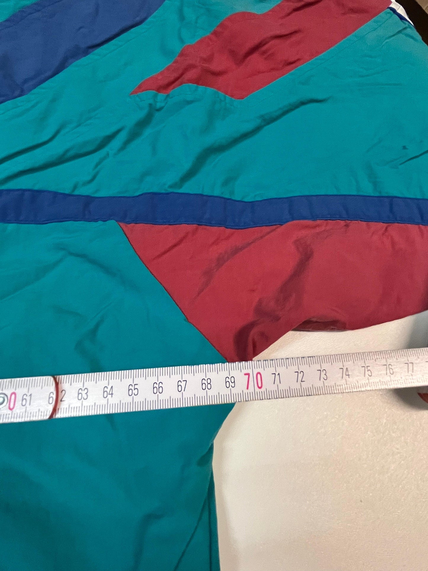 Entdecke unsere Vintage Track Pants von Nike und anderen Marken, erhältlich bei Valuxery.de - Dein Shop für trendige Vintage - Kleidung. Unsere Track Pants sind aus hochwertigen Materialien und