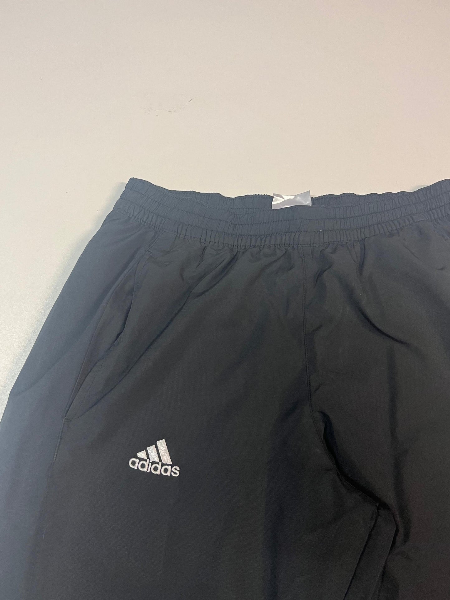 Entdecke unsere Vintage Track Pants von Nike und anderen Marken, erhältlich bei Valuxery.de - Dein Shop für trendige Vintage - Kleidung. Unsere Track Pants sind aus hochwertigen Materialien und