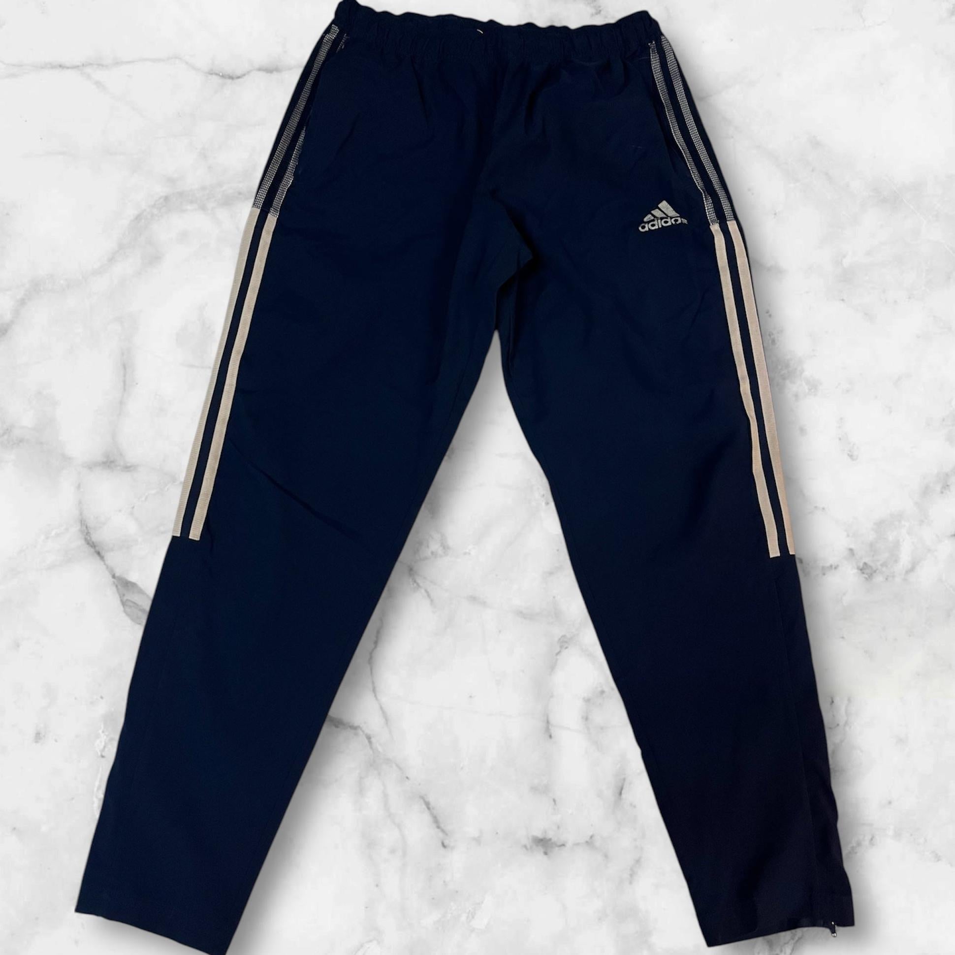 Entdecke unsere Vintage Track Pants von Nike und anderen Marken, erhältlich bei Valuxery.de - Dein Shop für trendige Vintage - Kleidung. Unsere Track Pants sind aus hochwertigen Materialien und