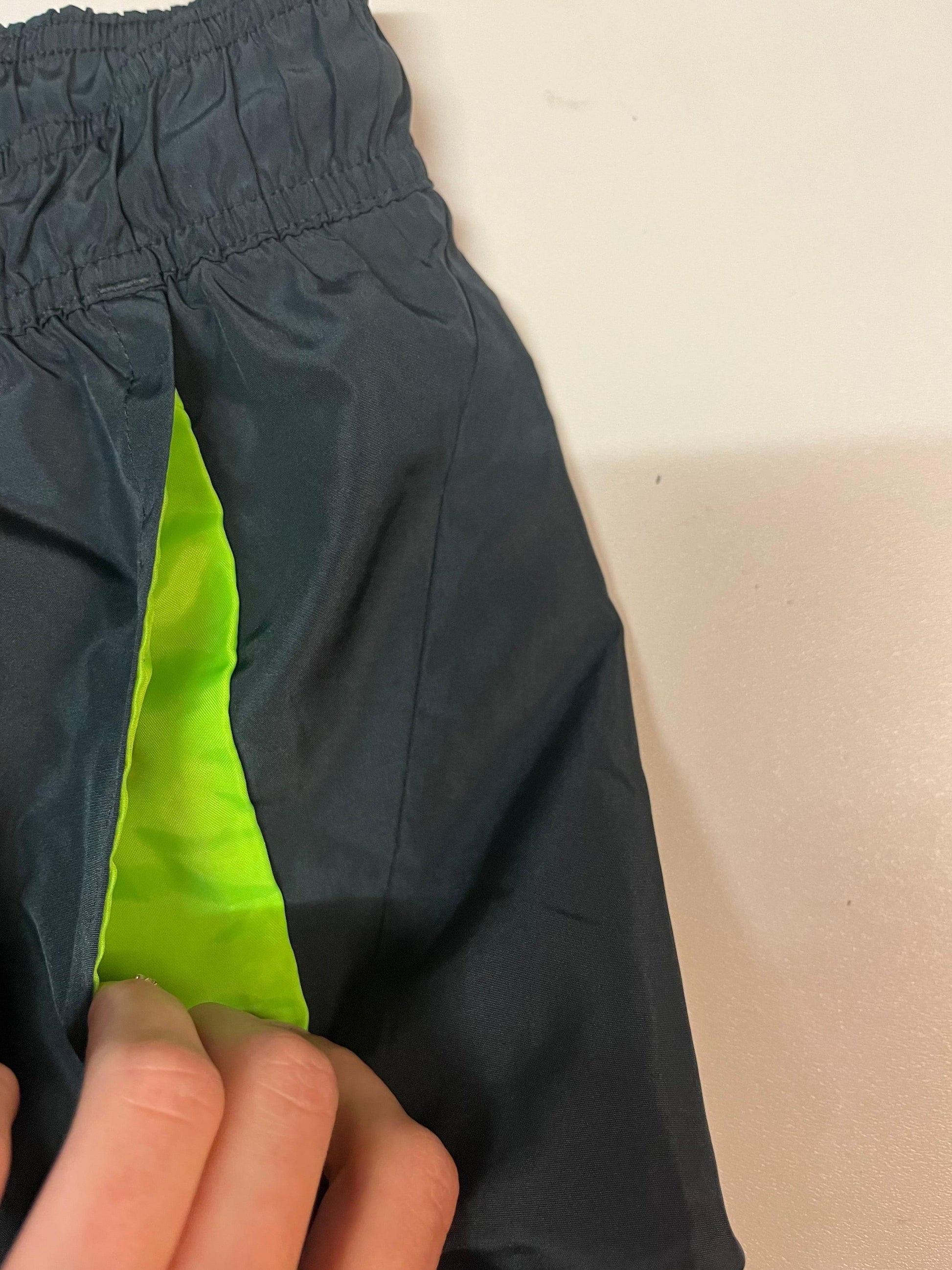 Entdecke unsere Vintage Track Pants von Nike und anderen Marken, erhältlich bei Valuxery.de - Dein Shop für trendige Vintage - Kleidung. Unsere Track Pants sind aus hochwertigen Materialien und