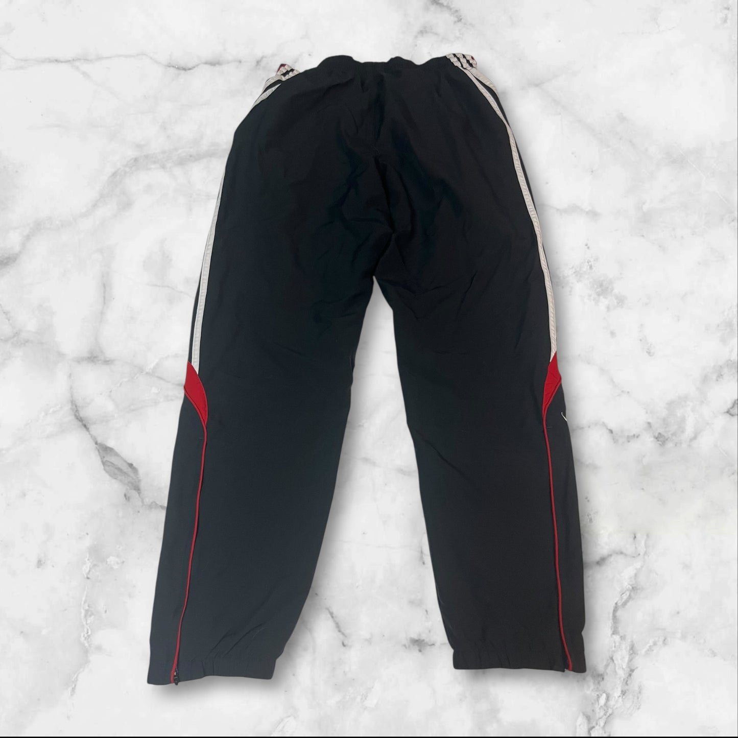 Entdecke unsere Vintage Track Pants von Nike und anderen Marken, erhältlich bei Valuxery.de - Dein Shop für trendige Vintage - Kleidung. Unsere Track Pants sind aus hochwertigen Materialien und