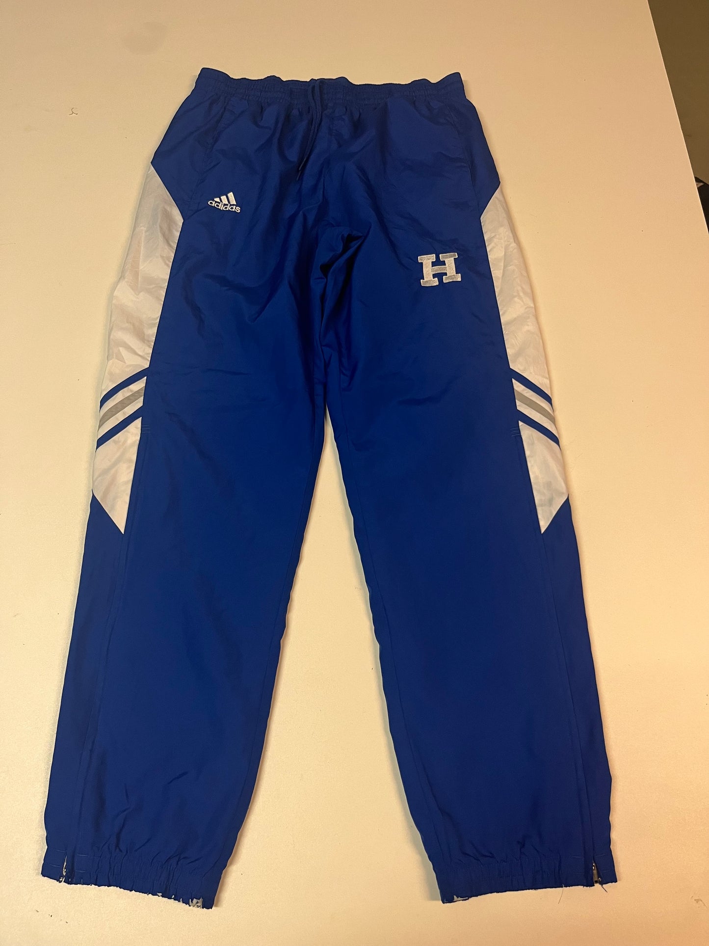 Entdecke unsere Vintage Track Pants von Nike und anderen Marken, erhältlich bei Valuxery.de - Dein Shop für trendige Vintage - Kleidung. Unsere Track Pants sind aus hochwertigen Materialien und
