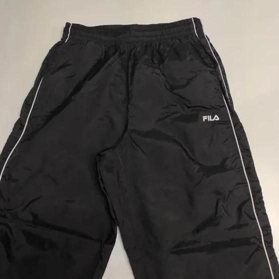 Entdecke unsere Vintage Track Pants von Nike und anderen Marken, erhältlich bei Valuxery.de - Dein Shop für trendige Vintage - Kleidung. Unsere Track Pants sind aus hochwertigen Materialien und