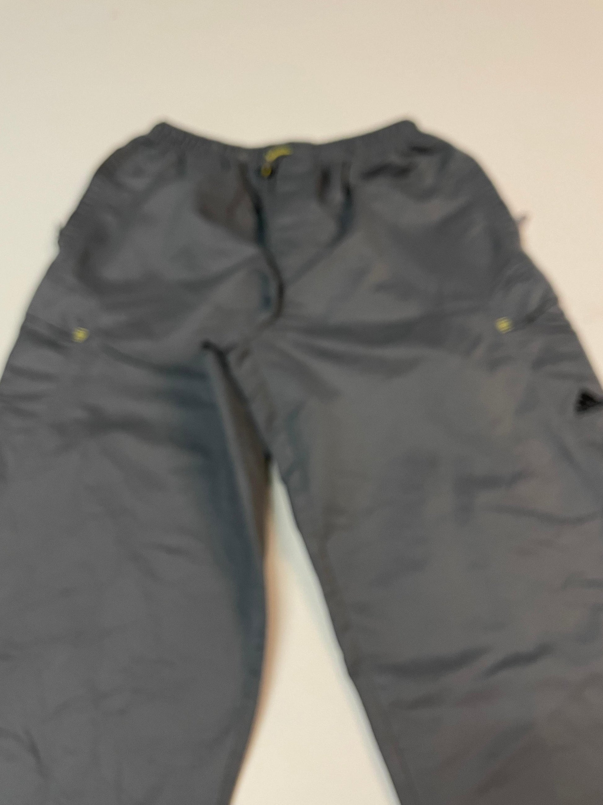 Entdecke unsere Vintage Track Pants von Nike und anderen Marken, erhältlich bei Valuxery.de - Dein Shop für trendige Vintage - Kleidung. Unsere Track Pants sind aus hochwertigen Materialien und