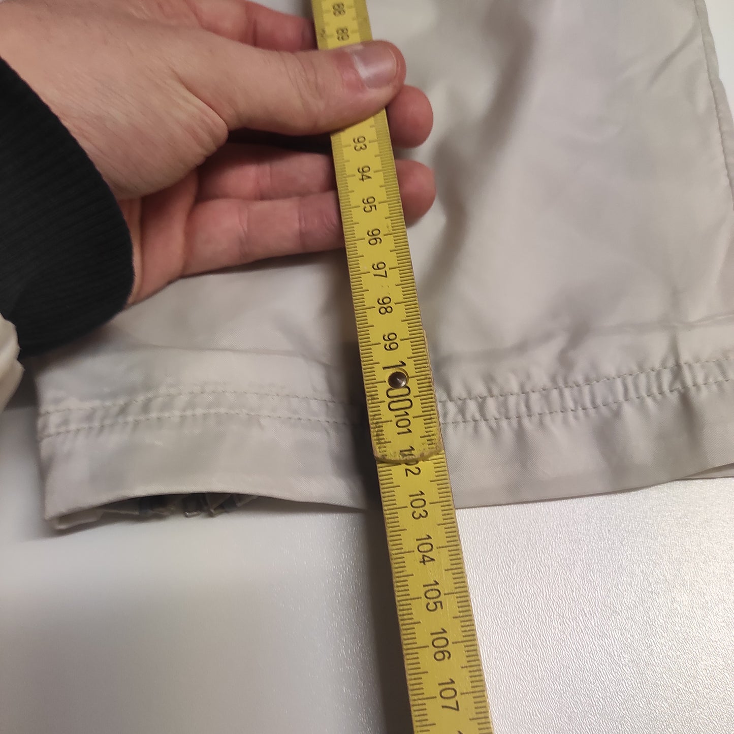 Entdecke unsere Vintage Track Pants von Nike und anderen Marken, erhältlich bei Valuxery.de - Dein Shop für trendige Vintage - Kleidung. Unsere Track Pants sind aus hochwertigen Materialien und