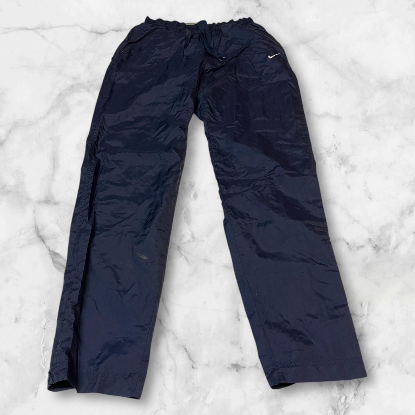 Entdecke unsere Vintage Track Pants von Nike und anderen Marken, erhältlich bei Valuxery.de - Dein Shop für trendige Vintage - Kleidung. Unsere Track Pants sind aus hochwertigen Materialien und