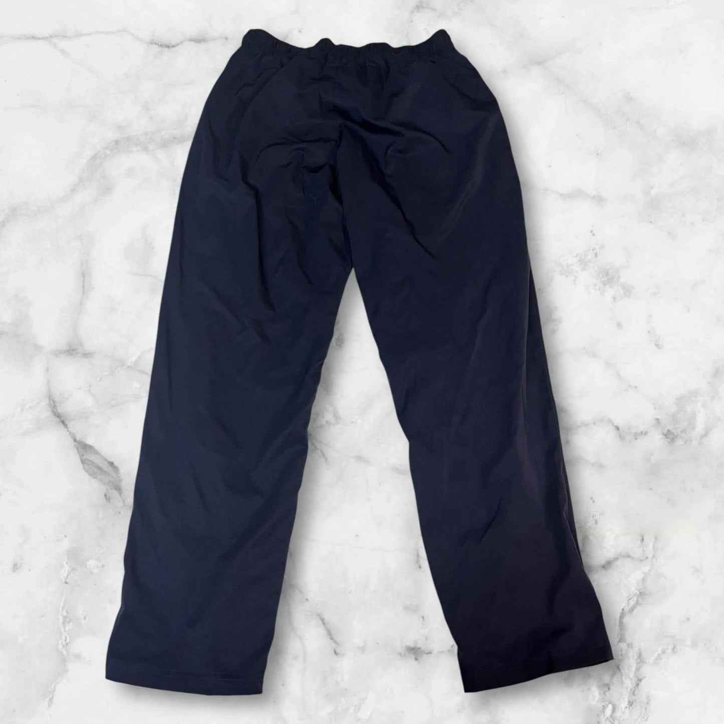 Entdecke unsere Vintage Track Pants von Nike und anderen Marken, erhältlich bei Valuxery.de - Dein Shop für trendige Vintage - Kleidung. Unsere Track Pants sind aus hochwertigen Materialien und