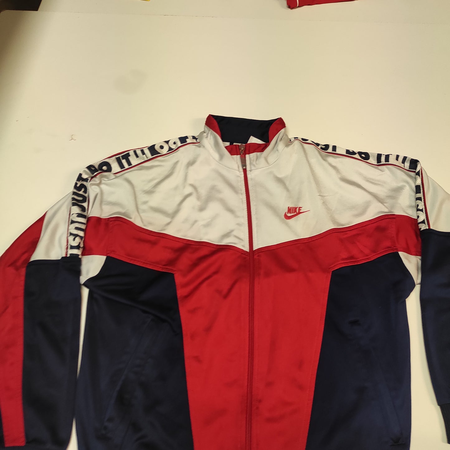 Entdecke unsere Vintage Track Pants von Nike und anderen Marken, erhältlich bei Valuxery.de - Dein Shop für trendige Vintage - Kleidung. Unsere Track Pants sind aus hochwertigen Materialien und