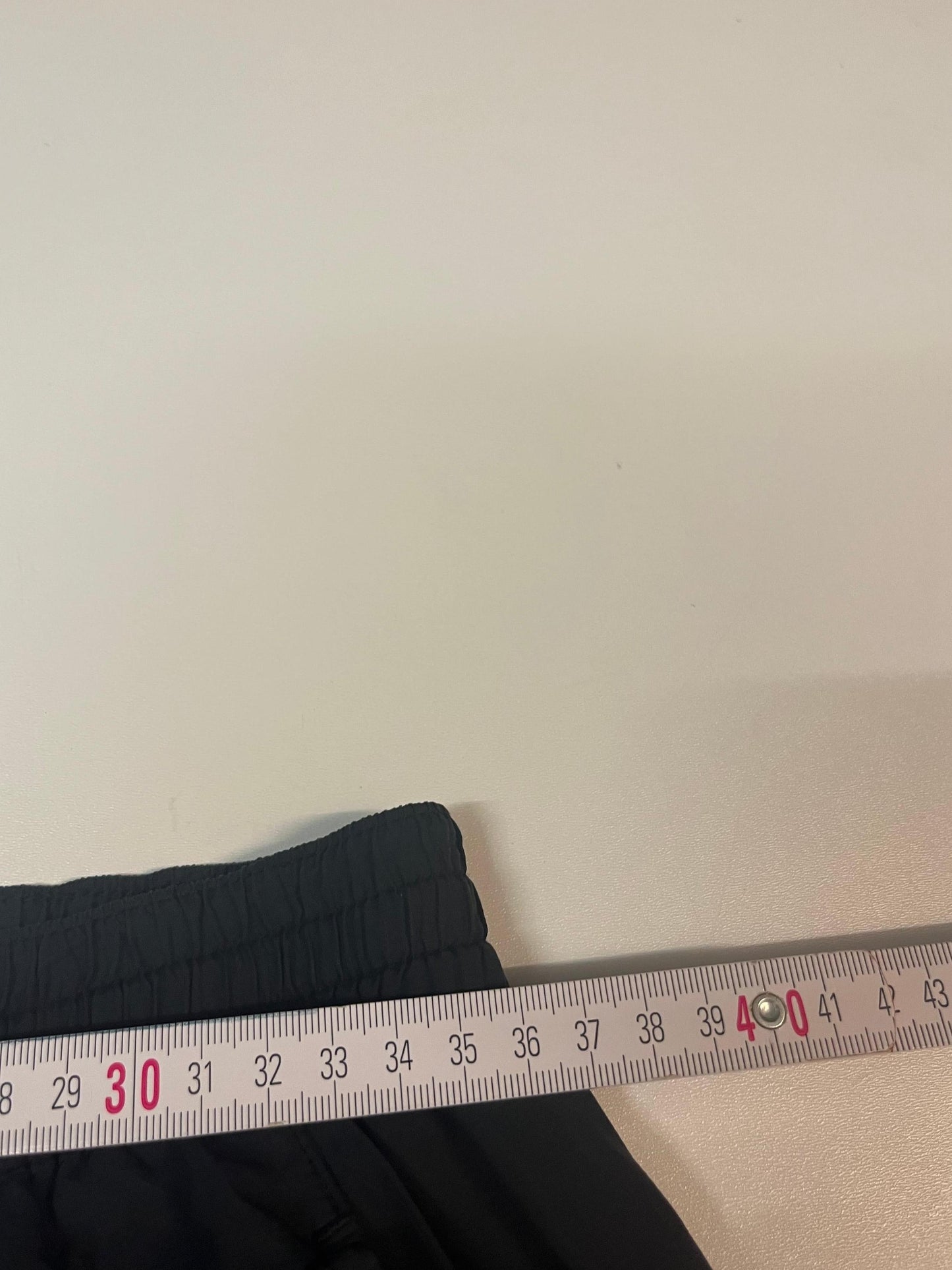 Entdecke unsere Vintage Track Pants von Nike und anderen Marken, erhältlich bei Valuxery.de - Dein Shop für trendige Vintage - Kleidung. Unsere Track Pants sind aus hochwertigen Materialien und