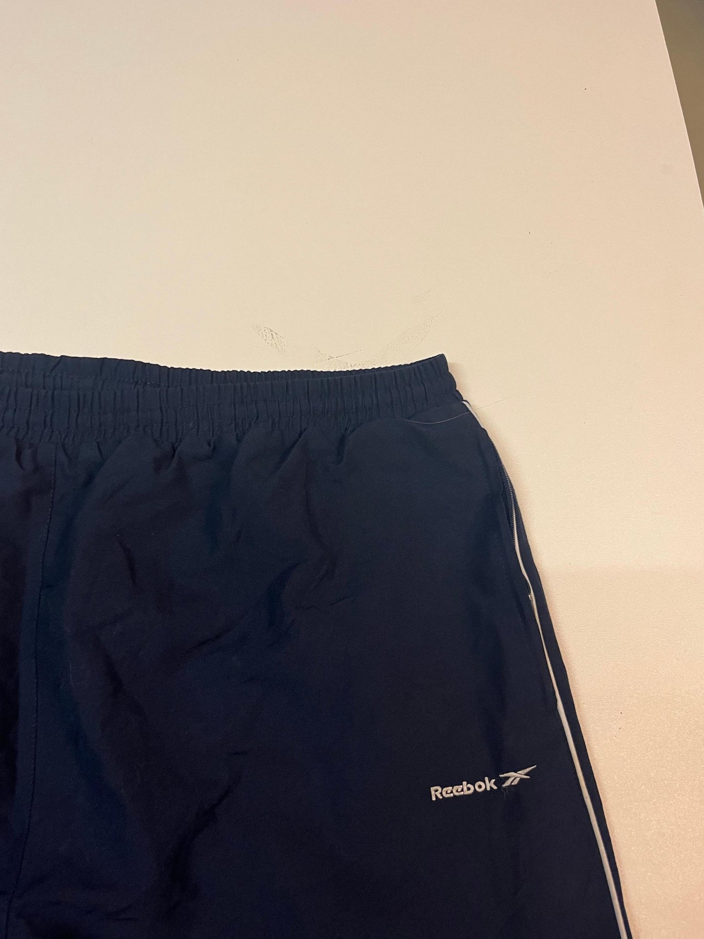 Entdecke unsere Vintage Track Pants von Nike und anderen Marken, erhältlich bei Valuxery.de - Dein Shop für trendige Vintage - Kleidung. Unsere Track Pants sind aus hochwertigen Materialien und