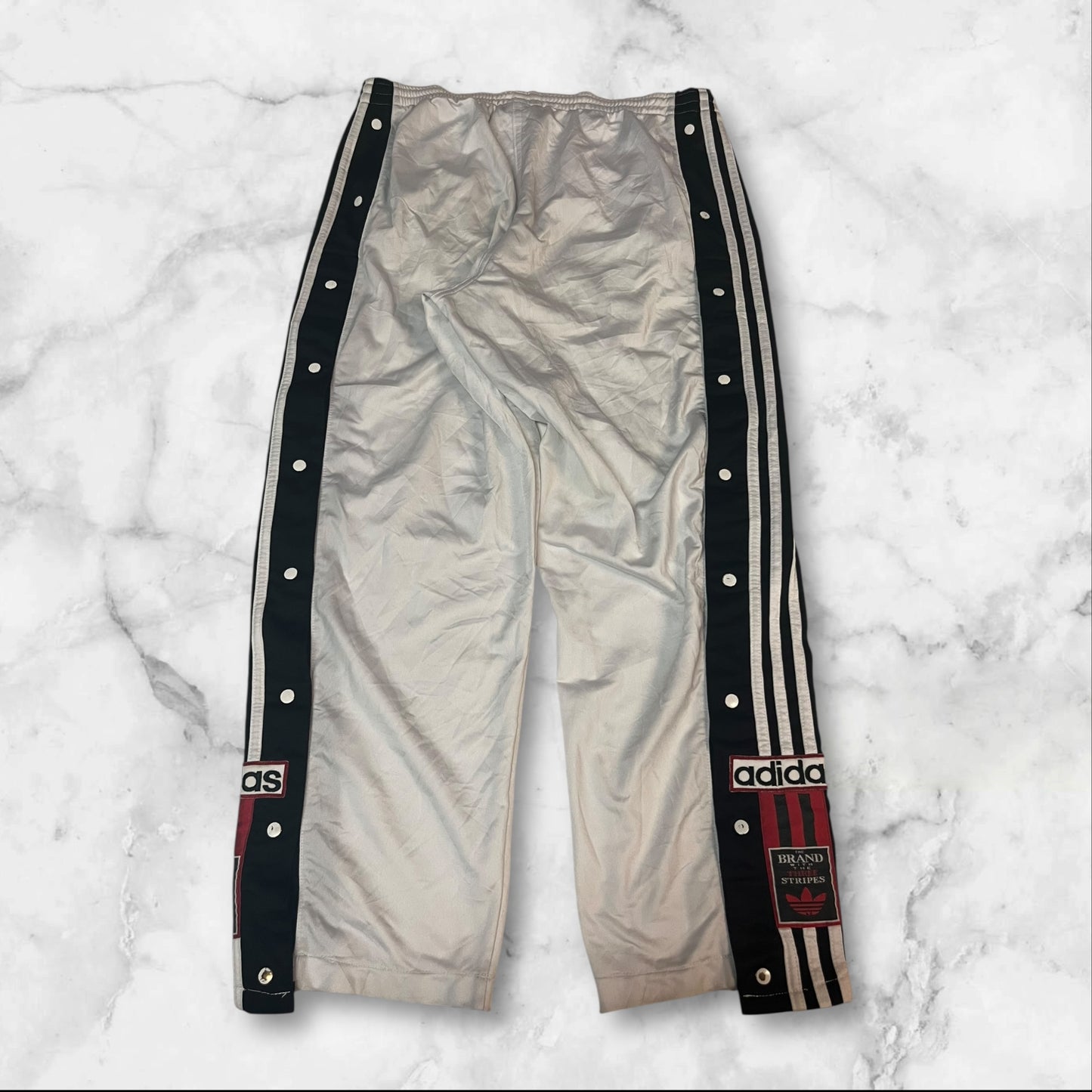 Entdecke unsere Vintage Track Pants von Nike und anderen Marken, erhältlich bei Valuxery.de - Dein Shop für trendige Vintage - Kleidung. Unsere Track Pants sind aus hochwertigen Materialien und