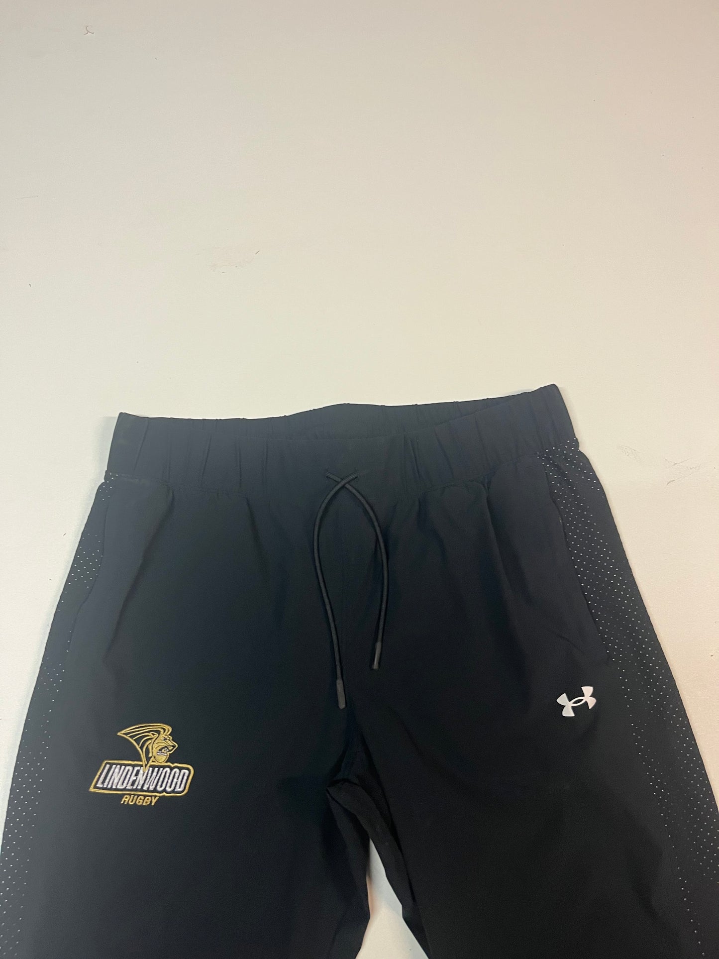 Entdecke unsere Vintage Track Pants von Nike und anderen Marken, erhältlich bei Valuxery.de - Dein Shop für trendige Vintage - Kleidung. Unsere Track Pants sind aus hochwertigen Materialien und
