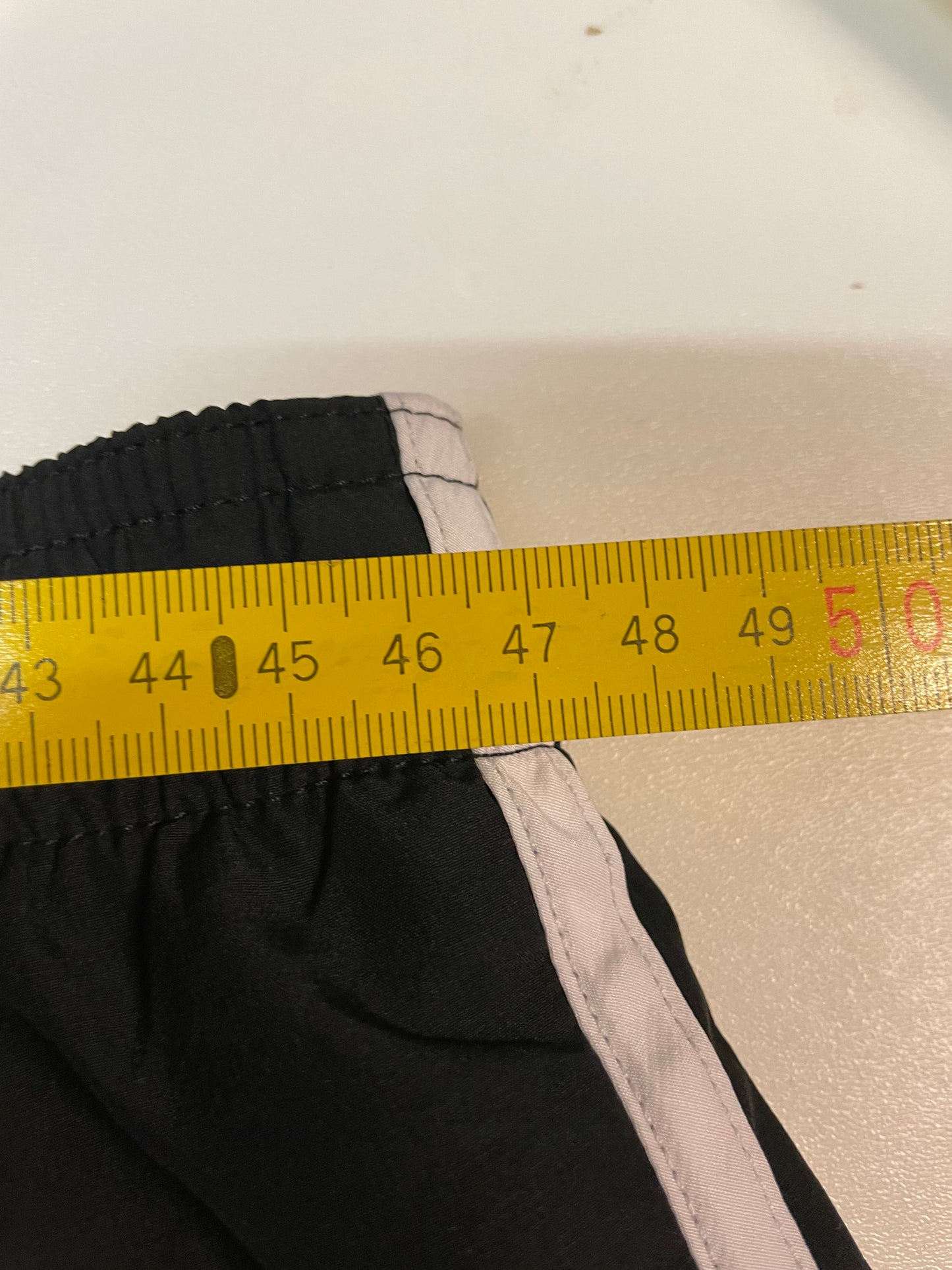 Entdecke unsere Vintage Track Pants von Nike und anderen Marken, erhältlich bei Valuxery.de - Dein Shop für trendige Vintage - Kleidung. Unsere Track Pants sind aus hochwertigen Materialien und