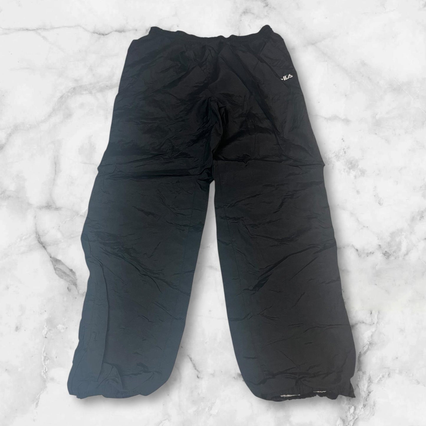 Entdecke unsere Vintage Track Pants von Nike und anderen Marken, erhältlich bei Valuxery.de - Dein Shop für trendige Vintage - Kleidung. Unsere Track Pants sind aus hochwertigen Materialien und