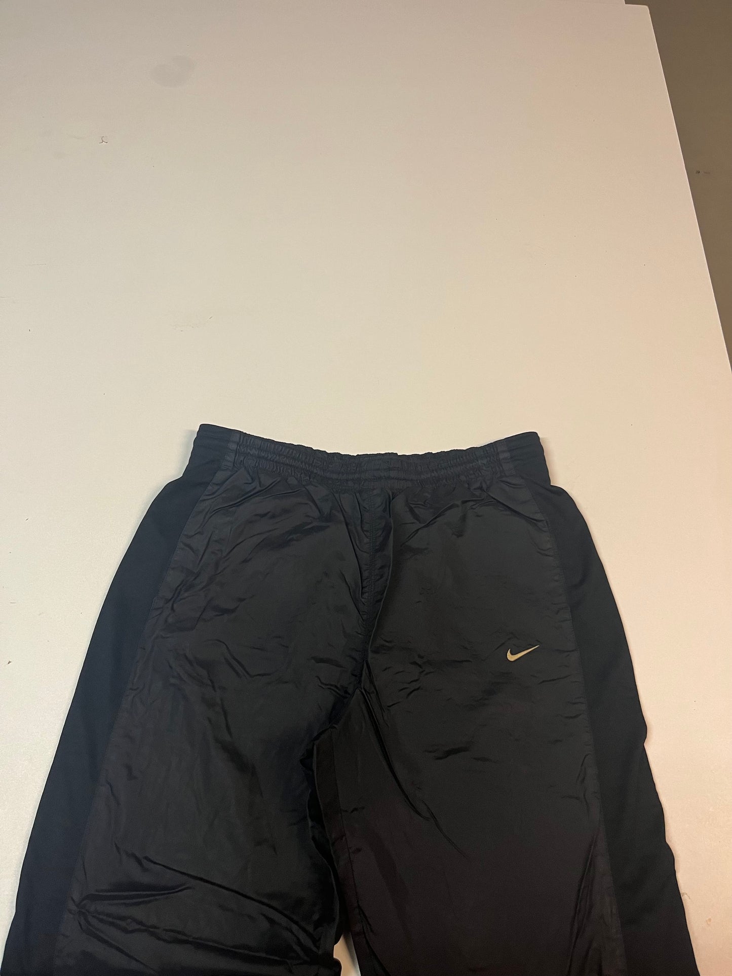 Entdecke unsere Vintage Track Pants von Nike und anderen Marken, erhältlich bei Valuxery.de - Dein Shop für trendige Vintage - Kleidung. Unsere Track Pants sind aus hochwertigen Materialien und