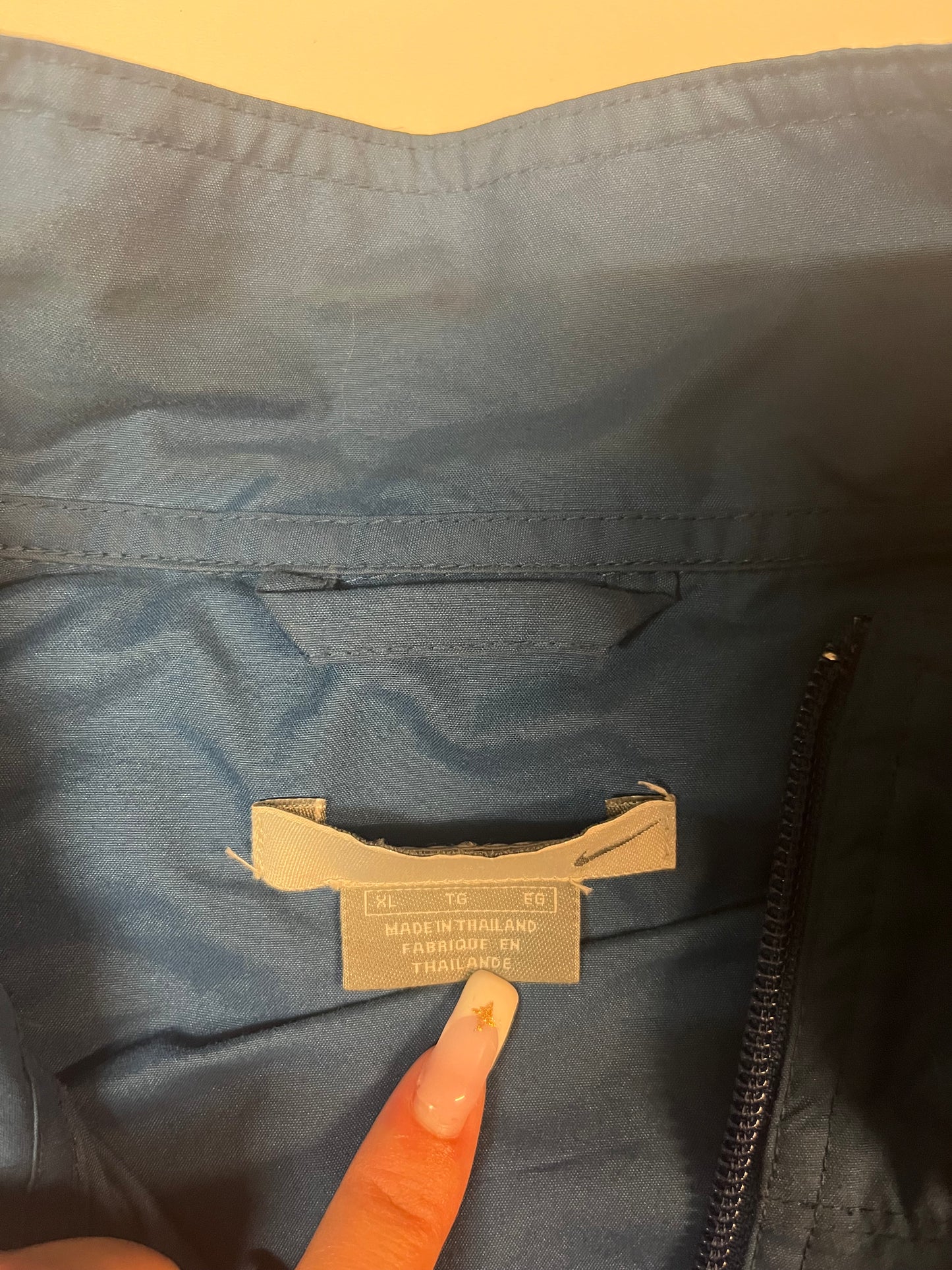 Entdecke unsere Vintage Track Pants von Nike und anderen Marken, erhältlich bei Valuxery.de - Dein Shop für trendige Vintage - Kleidung. Unsere Track Pants sind aus hochwertigen Materialien und
