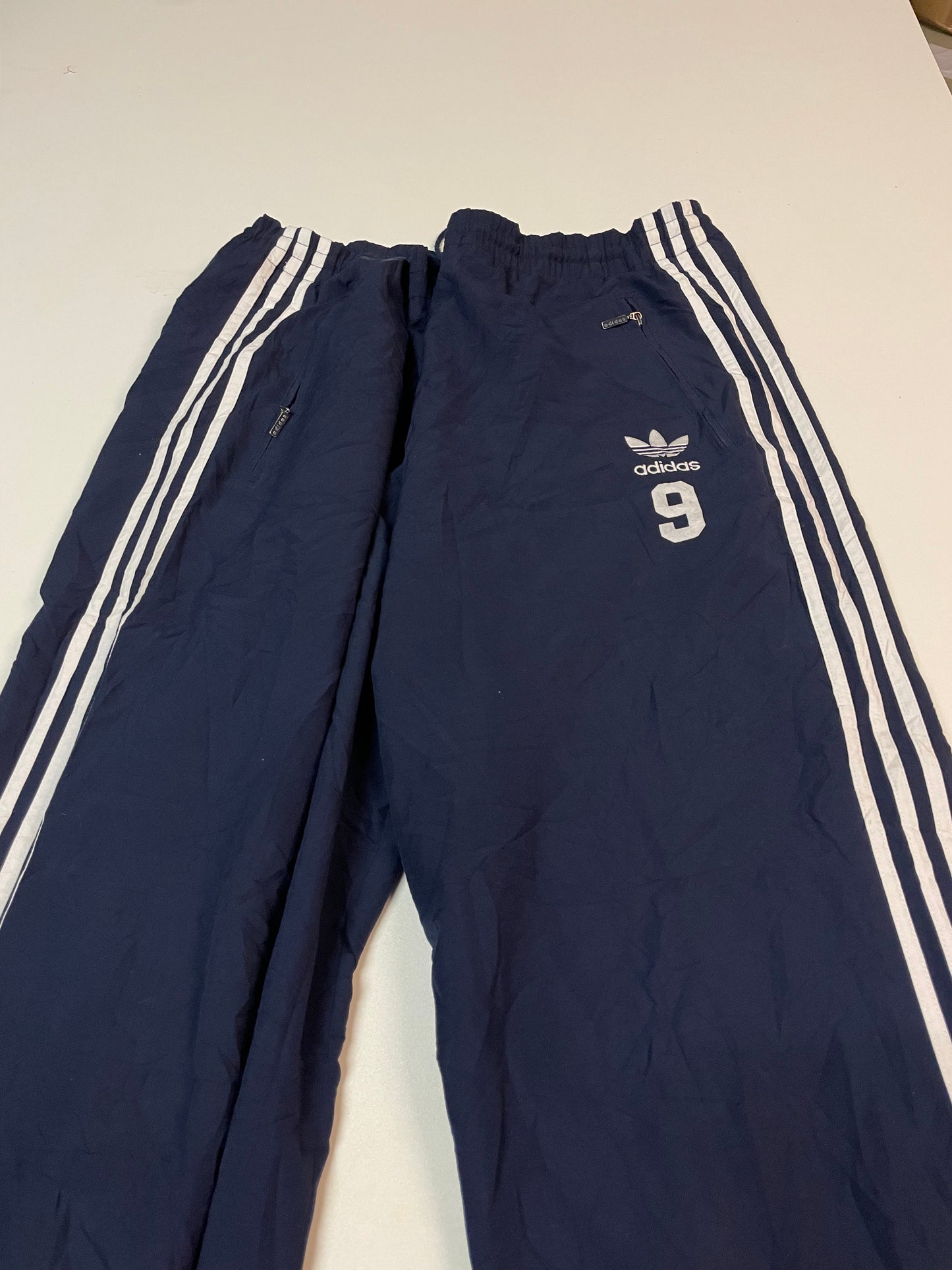 Entdecke unsere Vintage Track Pants von Nike und anderen Marken, erhältlich bei Valuxery.de - Dein Shop für trendige Vintage - Kleidung. Unsere Track Pants sind aus hochwertigen Materialien und