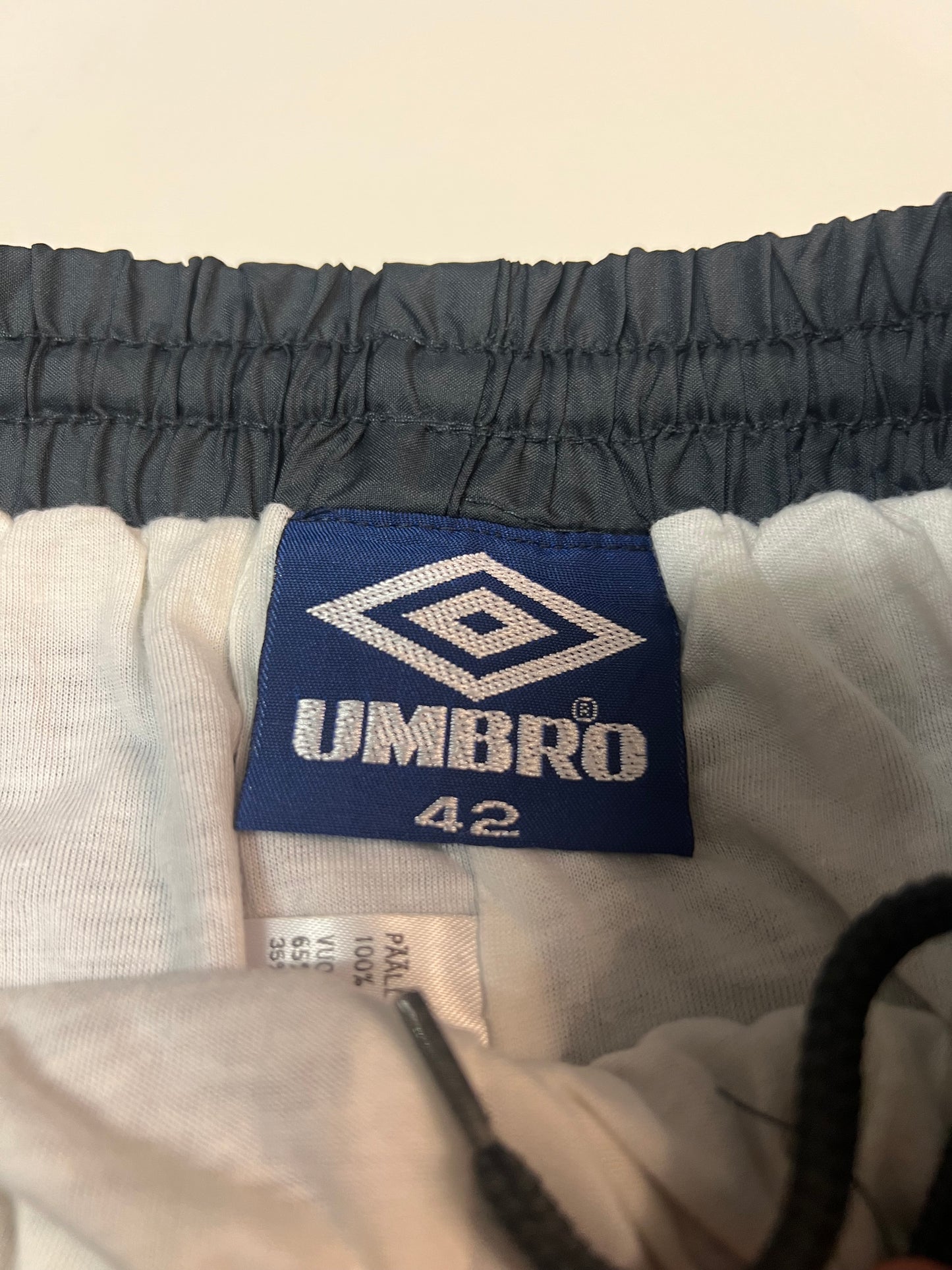Entdecke unsere Vintage Track Pants von Nike und anderen Marken, erhältlich bei Valuxery.de - Dein Shop für trendige Vintage - Kleidung. Unsere Track Pants sind aus hochwertigen Materialien und