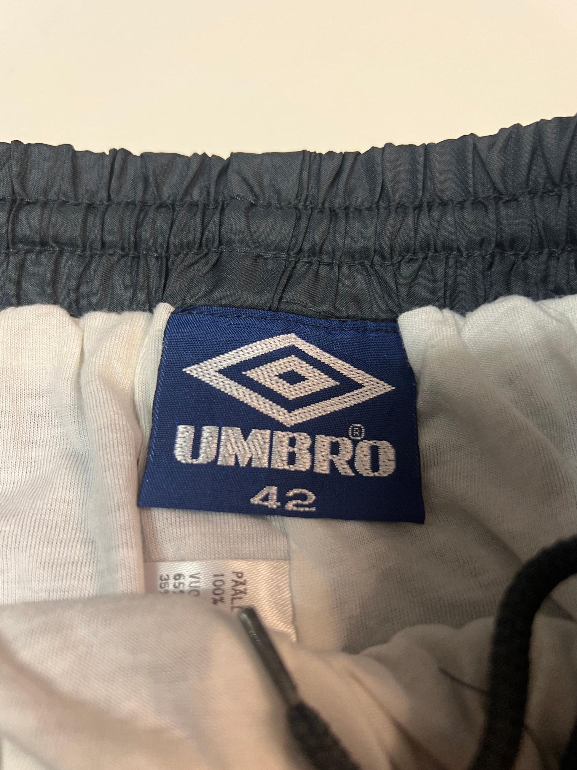 Entdecke unsere Vintage Track Pants von Nike und anderen Marken, erhältlich bei Valuxery.de - Dein Shop für trendige Vintage - Kleidung. Unsere Track Pants sind aus hochwertigen Materialien und